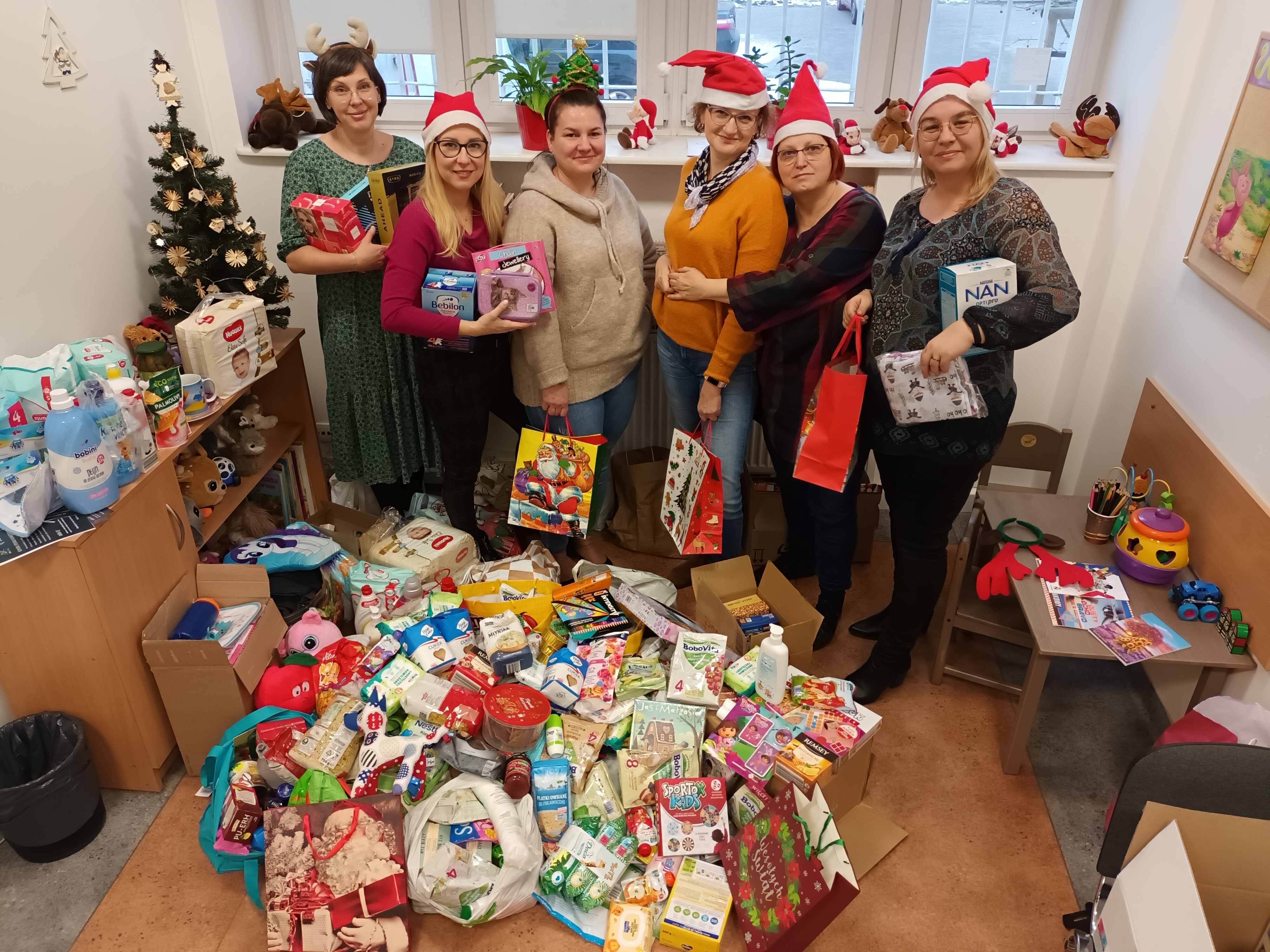 Grupa os&oacute;b z prezentami 