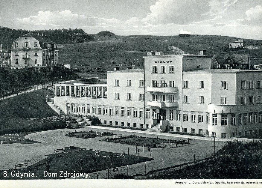 &bdquo;Dom Zdrojowy&rdquo; w 1932 roku (fot. Leonard Durczykiewicz, źr&oacute;dło: zbiory Muzeum Miasta Gdyni)