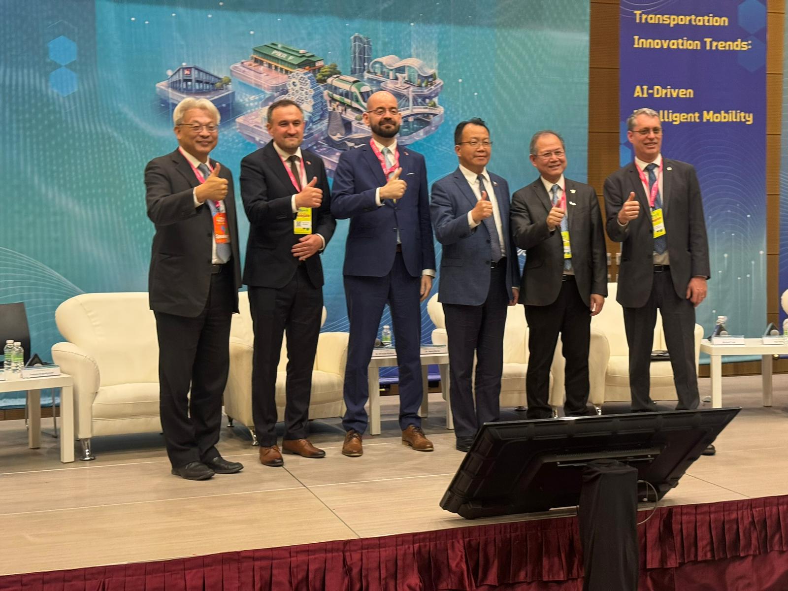 Prelegenci panelu Smart Transport, drugi od lewej wiceprezydent Tomasz Augustyniak 