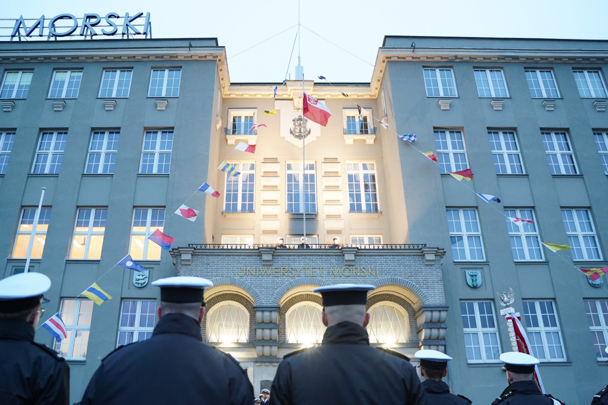 Podniesienie bandery Polskiej Marynarki Handlowej na maszcie budynku gł&oacute;wnego Uniwersytetu Morskiego w Gdyni (fot. Uniwersytet Morski w Gdyni)