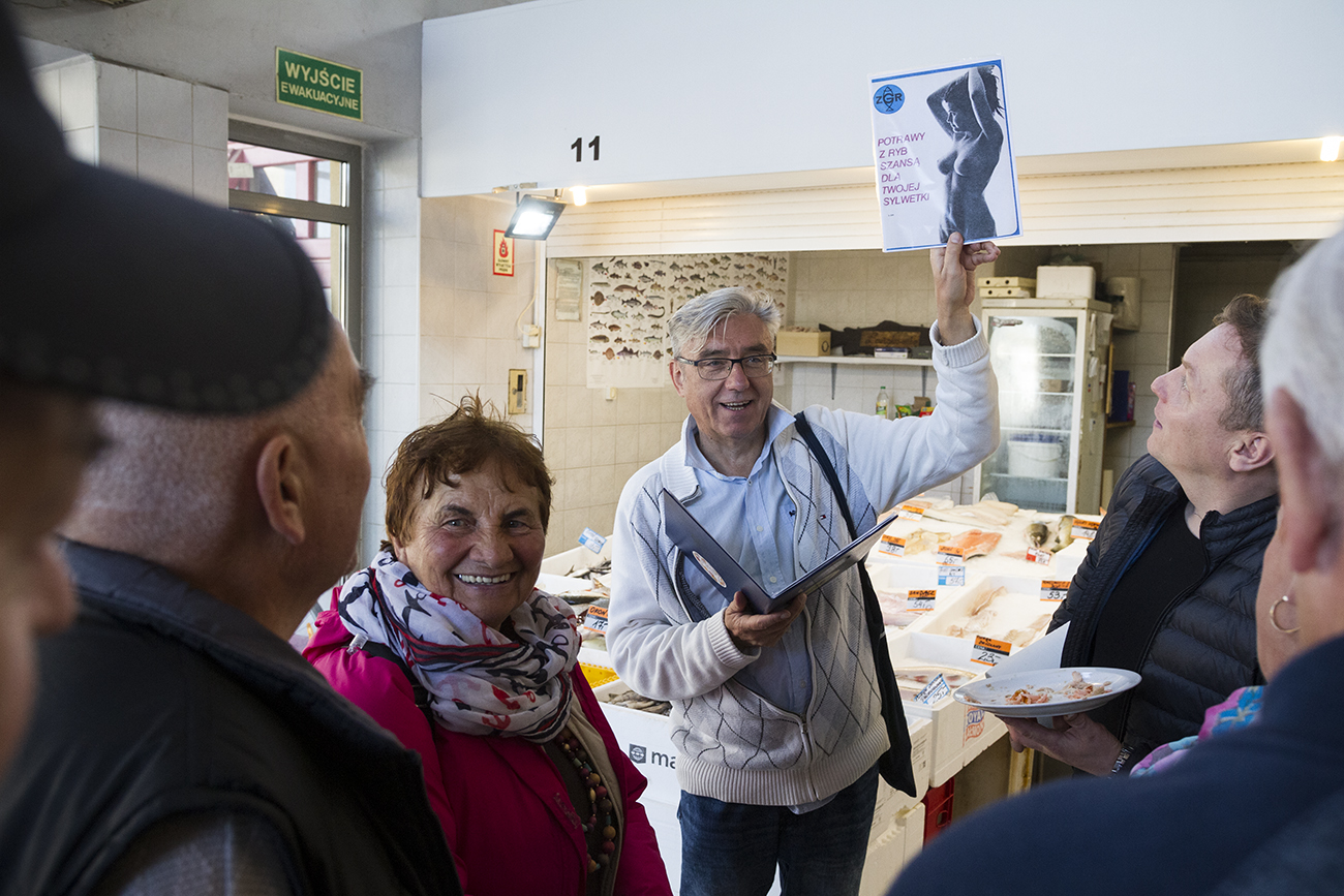 Znany i lubiany Arek Brzęczek oprowadza po halach targowych. Fot. Przemysław Kozłowski
