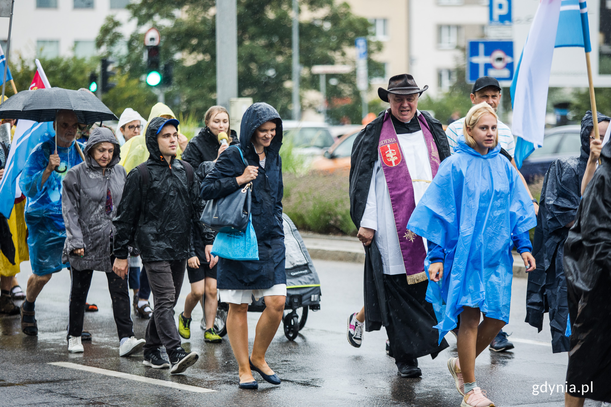 Wiceprezydent Gdyni Katarzyna Gruszecka-Spychała, ks. Krzysztof Czaja - kierownik pielgrzymki oraz uczestnicy 37. Gdyńskiej Pieszej Pielgrzymki na Jasną G&oacute;rę // fot. Karol Stańczak