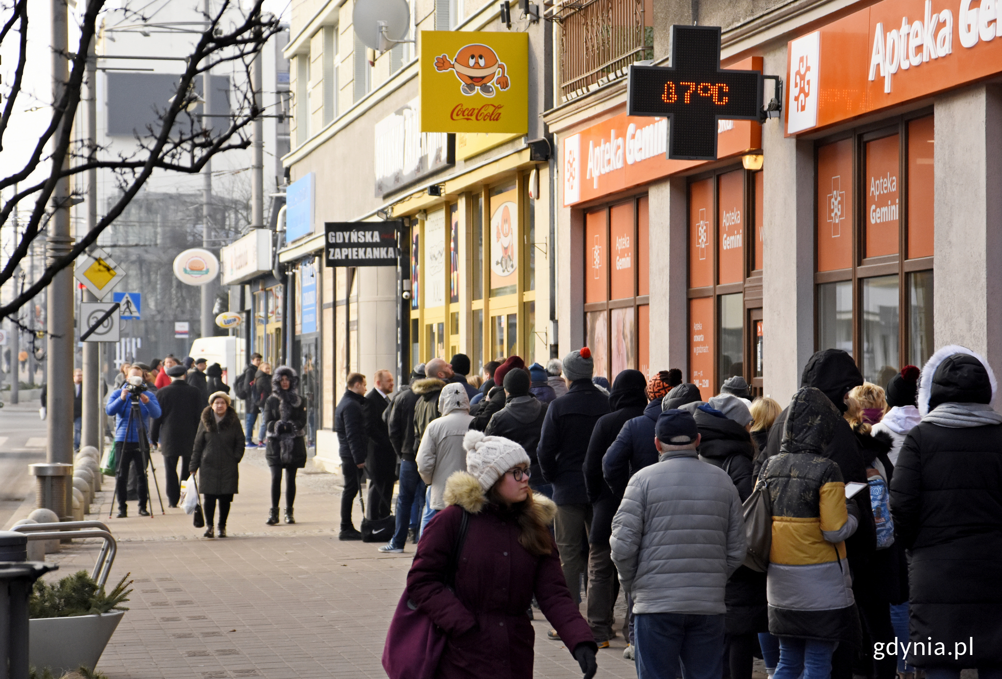 Kolejka przy pączkarni Pączuś w Gdyni około godziny 9:00, fot. Kamil Złoch
