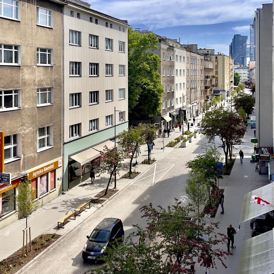 Fragment ulicy Starowiejskiej w Gdyni, jezdnia, kamienice, samochody, zieleń miejska