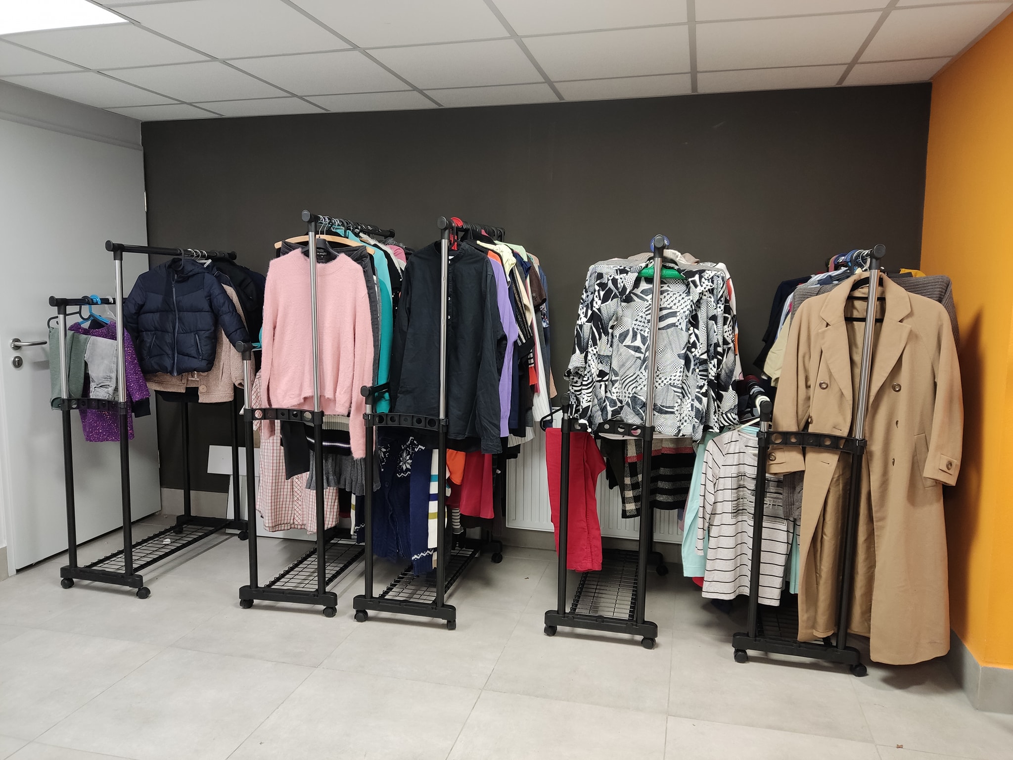 Odzież przekazana przez mieszkańc&oacute;w do Przystani // mat. Laboratorium Innowacji Społecznych