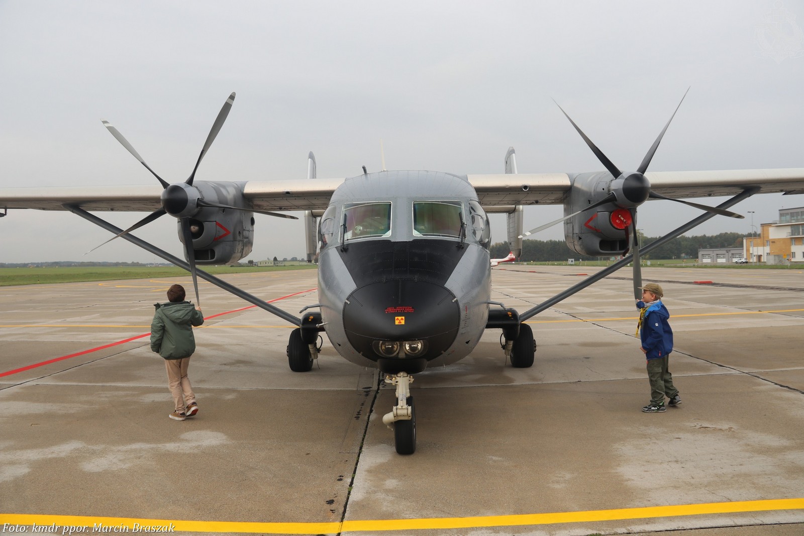 Robert i Artur podziwiają z bliska samolot gdyńskich lotnik&oacute;w, fot. kmdr ppor. Marcin Braszak / GBLMW