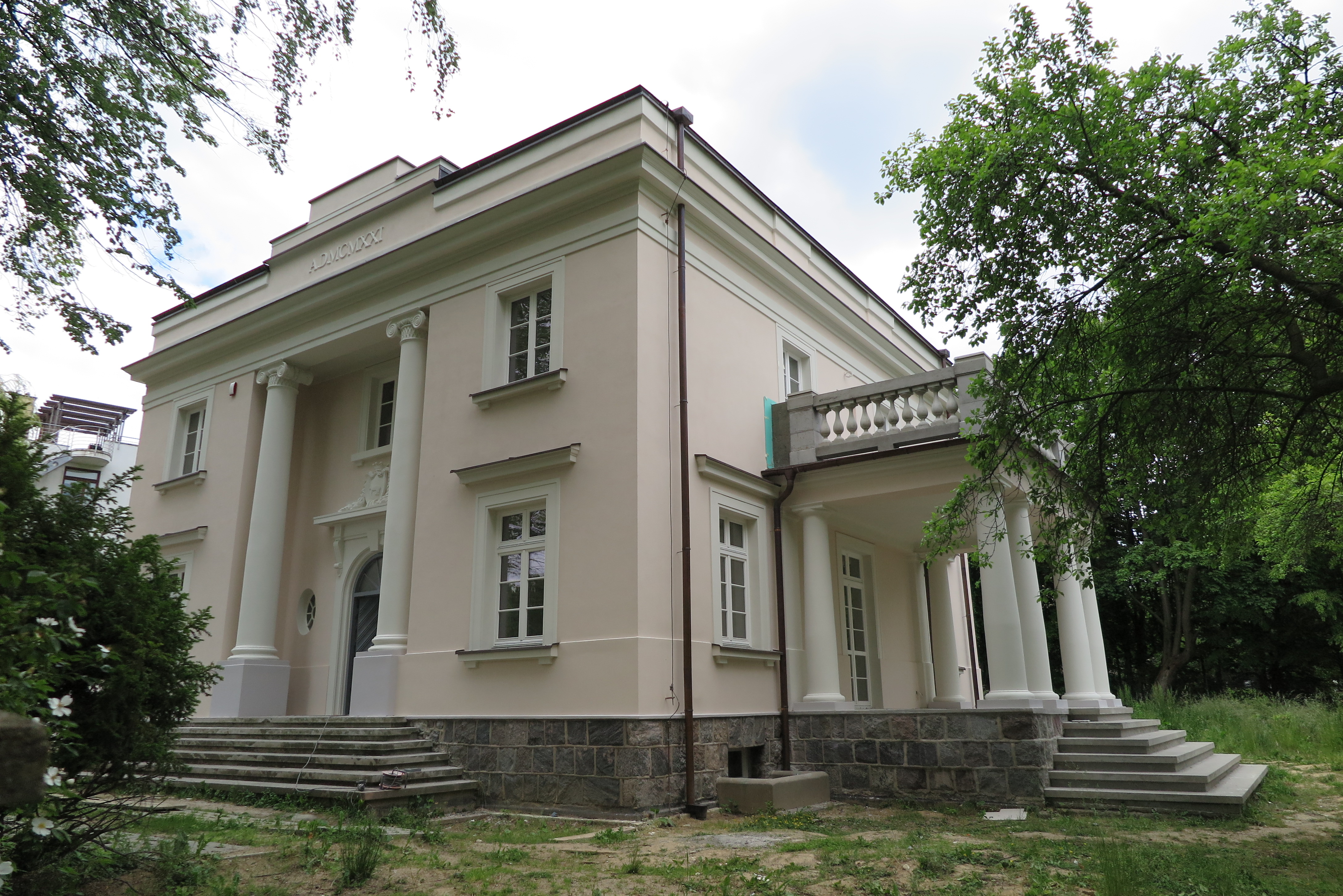  Willa &bdquo;Sokola&rdquo; z lat 20. XX w. na Kamiennej G&oacute;rze z cokołem z kamieni narzutowych ociosanych w prostopadłościenne bloki