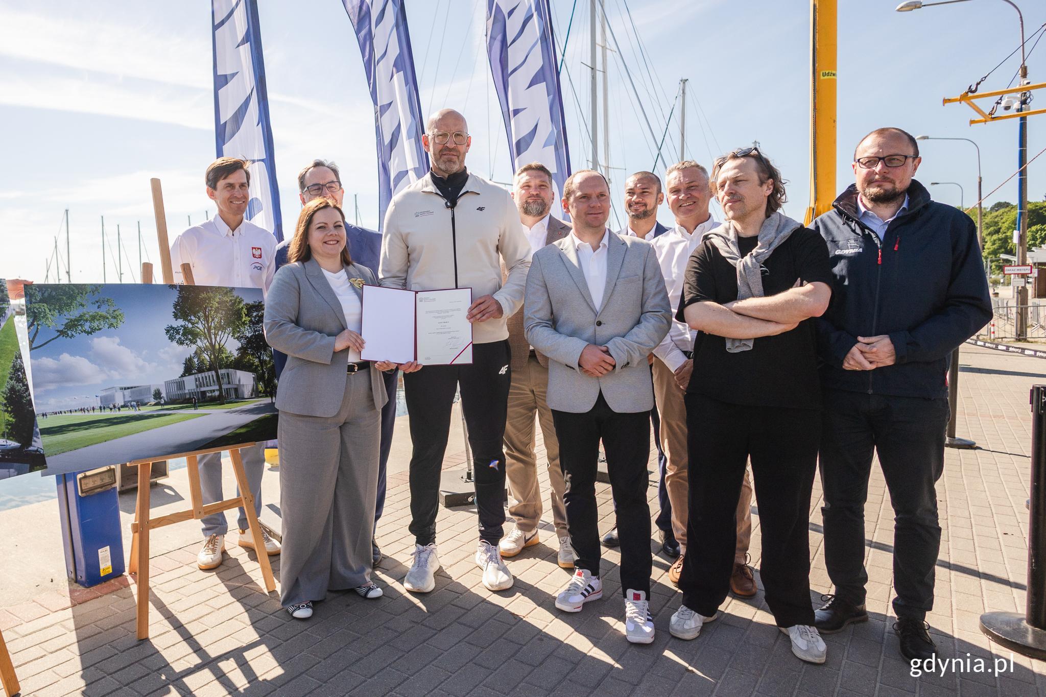 W spotkaniu z mediami uczestniczyli Minister sportu i turystyki Jakub Rutnicki, Prezydent Gdyni Aleksandra Kosiorek, Przewodniczący Rady Miasta Gdyni Tadeusz Szemiot, posłowie Stanisław Lamczyk i Rafał Siemaszko, sekretarz generalny Polskiego Związku Żeglarskiego i komandor YKP GDYNIA Marek Stawiszyński, trener gł&oacute;wny Kadry Narodowej Senior&oacute;w i trener przygotowań olimpijskich w żeglarstwie Piotr Myszka oraz dyrektor Gdyńskiego Centrum Sportu Paweł Brutel.