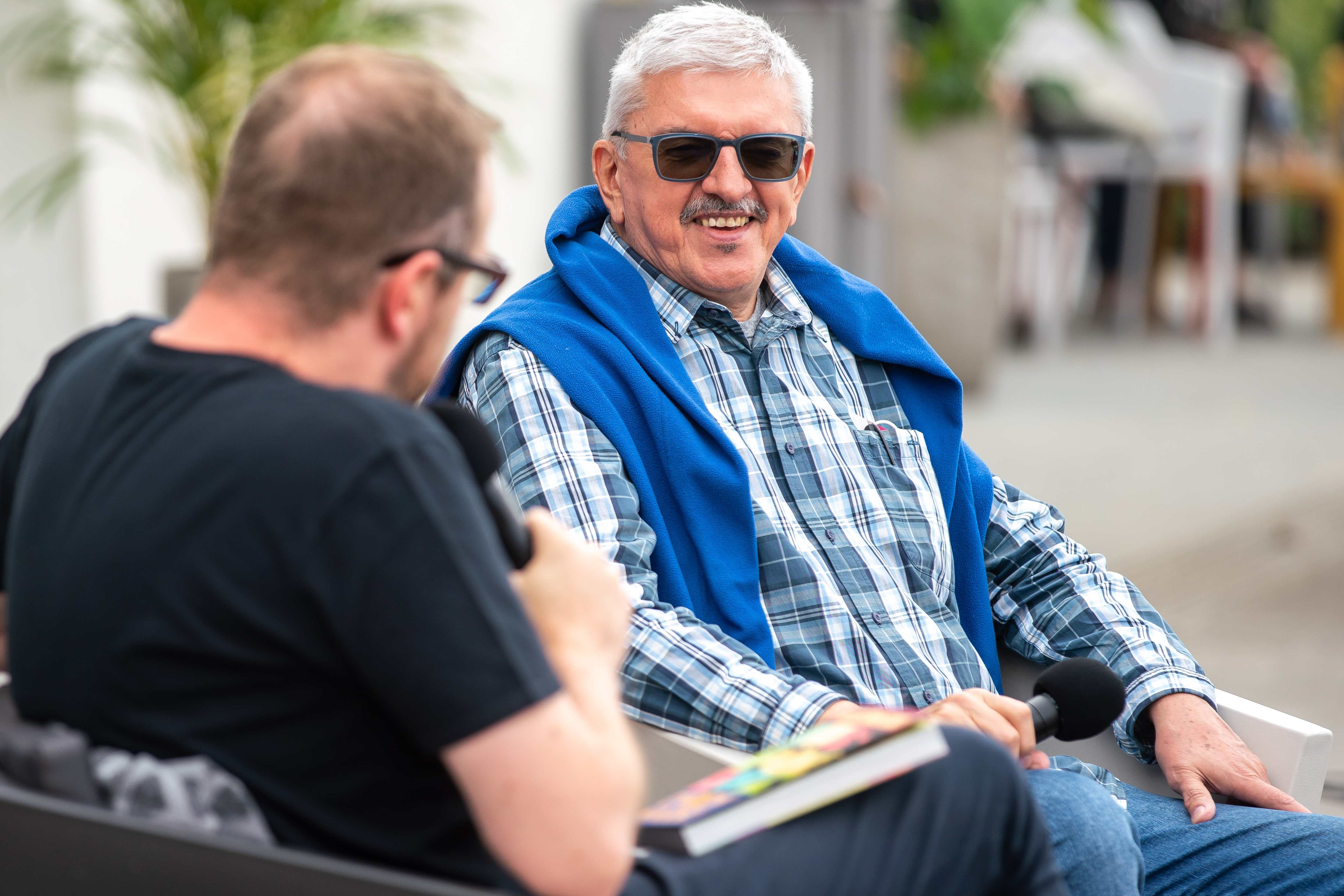 Gościem festiwalu Miasto Słowa w sobotę był m.in. Marek Niedźwiecki. Rozmowę poprowadził Michał Nogaś // fot. Anna Rezulak