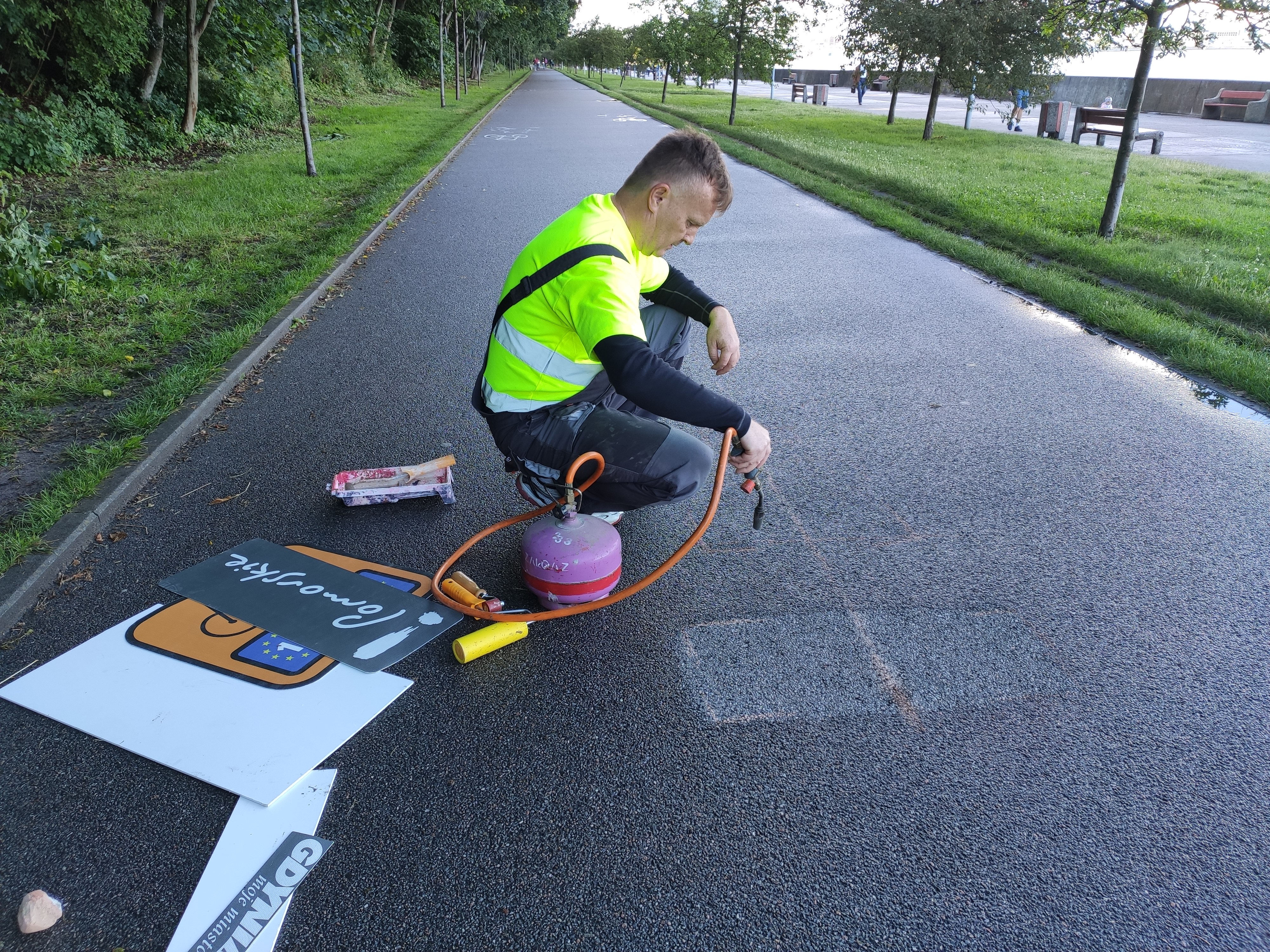 Znakowanie ścieżki rowerowej przy Bulwarze Nadmorskim. Fot. AR Kleks