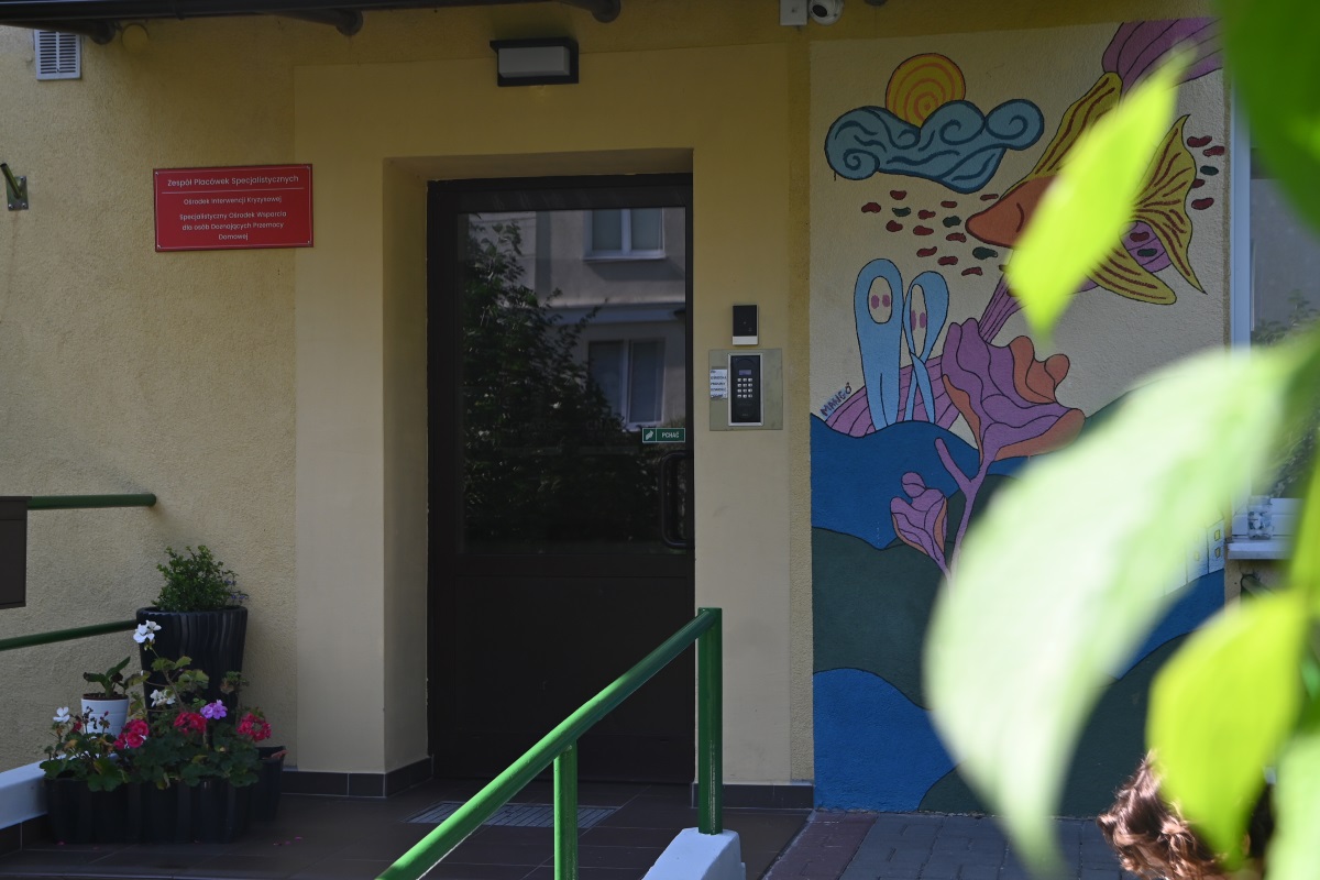 Wejście do Ośrodka Interwencji Kryzysowej, na zdjęciu widoczna tablica z nazwą jednostki.