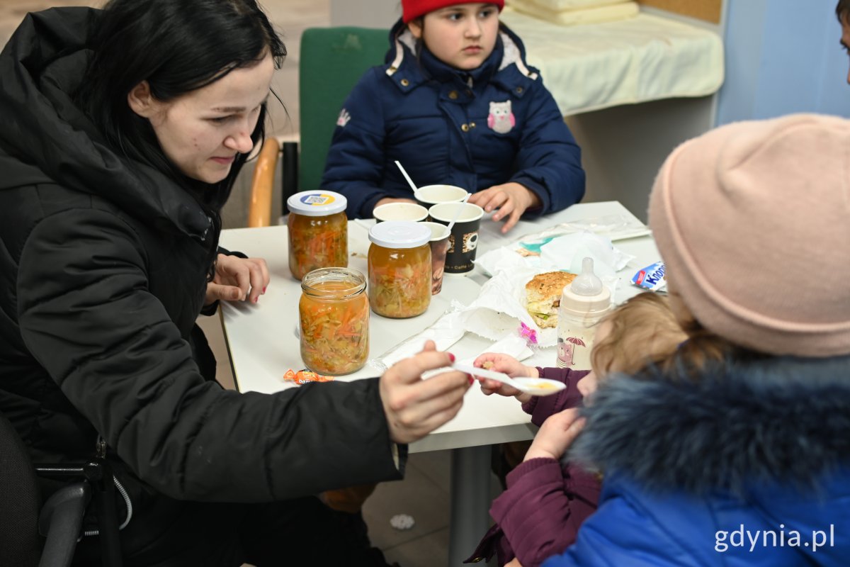 Posiłki dowożone przez gdyńskich restaurator&oacute;w do punktu informacji. Fot. Magda Śliżewska