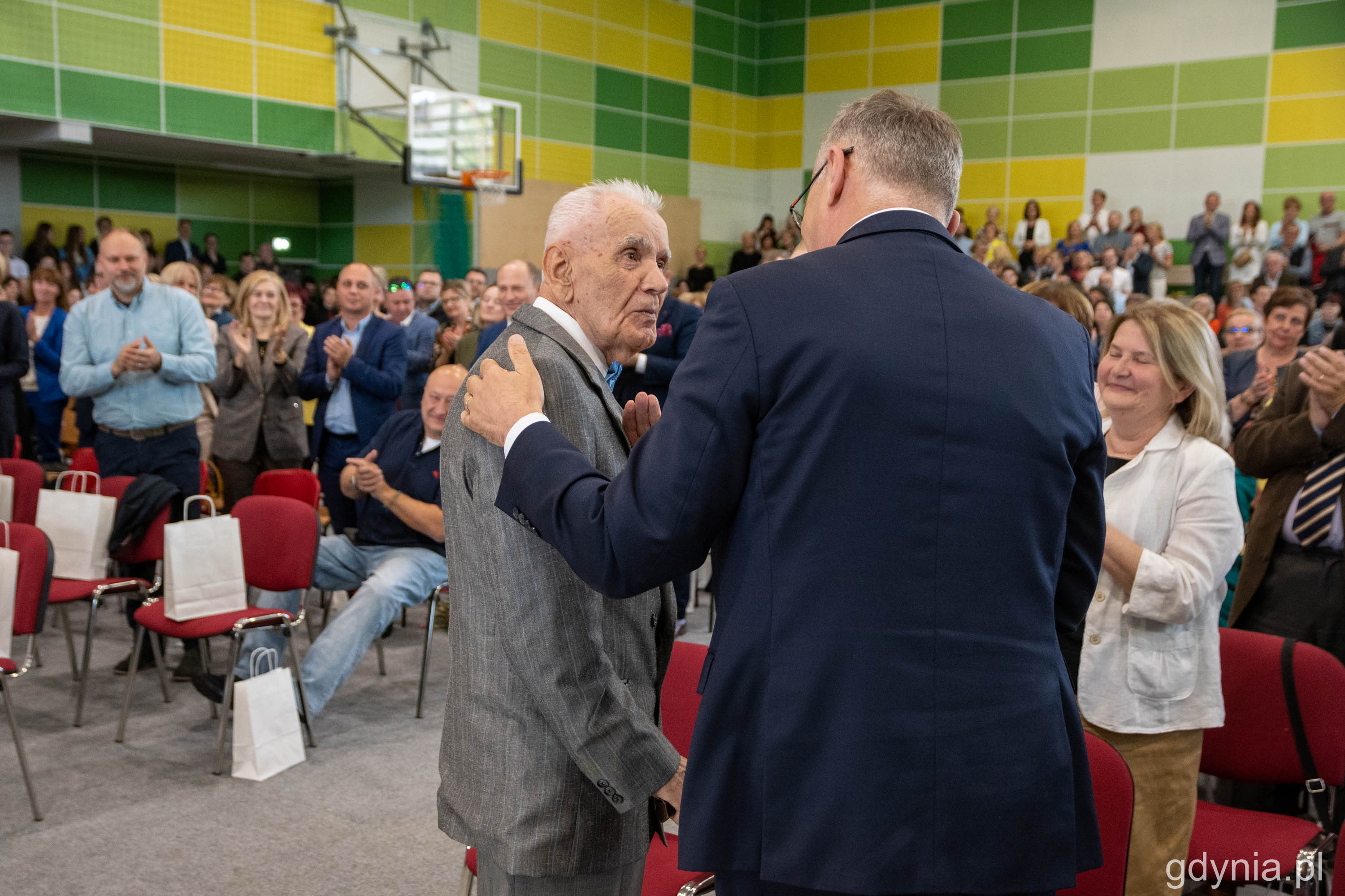 J&oacute;zef Zając podczas uroczystości 50-lecia VI LO. Pierwszy dyrektor plac&oacute;wki został powitany owacją na stojąco // fot. Paweł Kukla