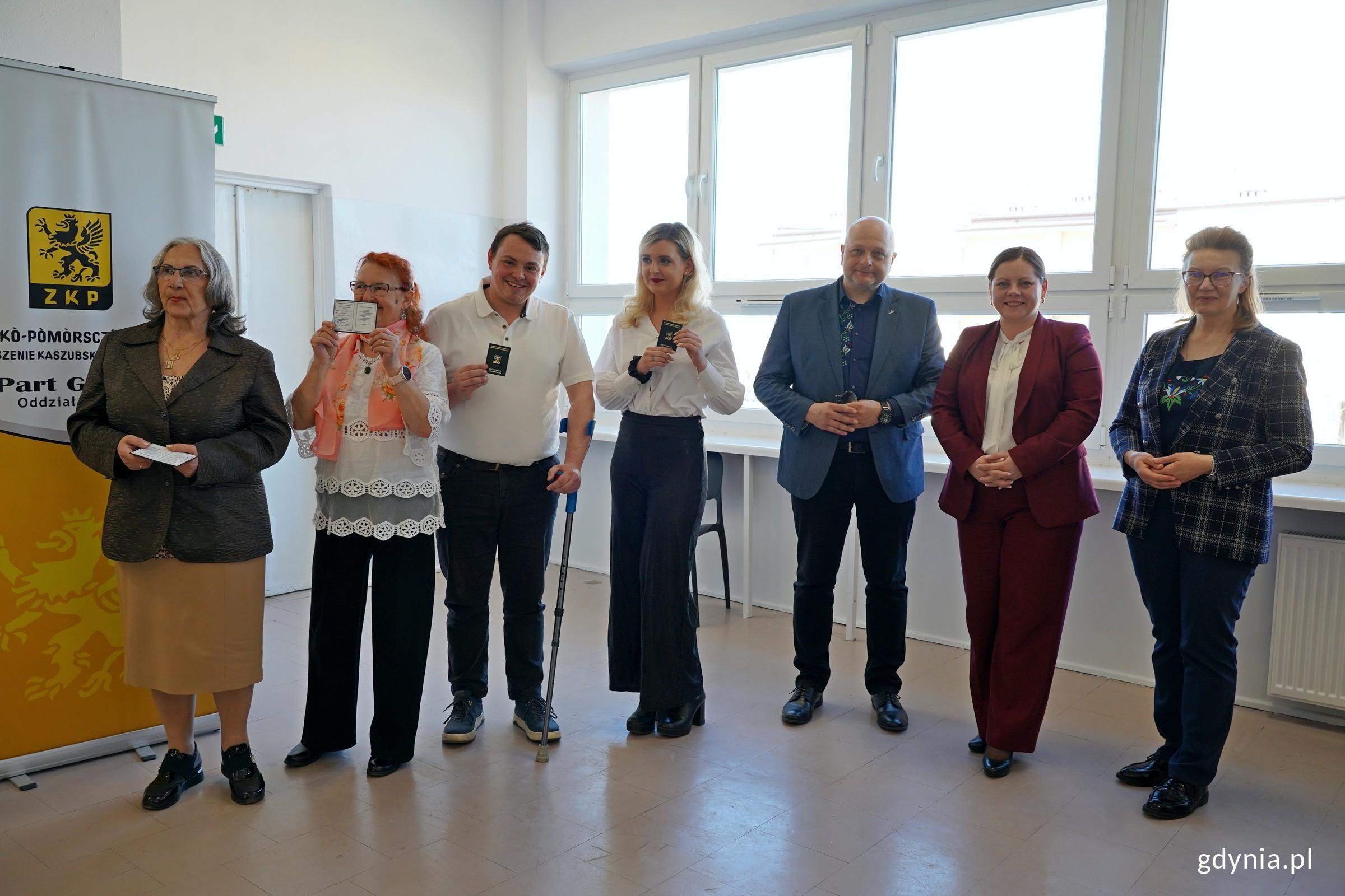Od prawej: dr Bożena Ugowska &ndash; prezes zarządu gł&oacute;wnego Zrzeszenia Kaszubsko-Pomorskiego, prezydent Gdyni Aleksandra Kosiorek i Andrzej Busler - wiceprezes gdyńskiego oddziału Zrzeszenia Kaszubsko-Pomorskiego z nowymi członkami ZKP Gdynia, kt&oacute;rzy trzymają w dłoniach legitymacje członkowskie (fot. Magdalena Czernek)