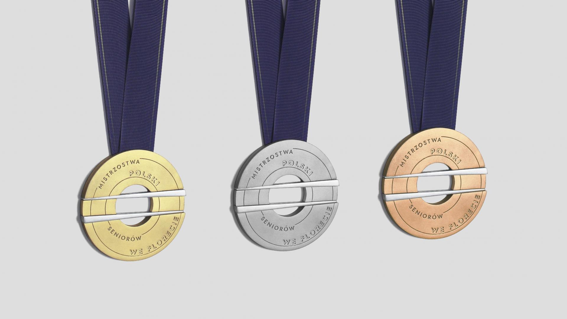 Trzy r&oacute;żnokolorowe medale. Wyr&oacute;żnienie w kategorii wzornictwo. Autorka: Anna Citko. Projekt: &bdquo;Mistrzostwa Polski senior&oacute;w we florecie. Trofeum w ujęciu komunikacji wizualnej&rdquo; // materiały organizator&oacute;w