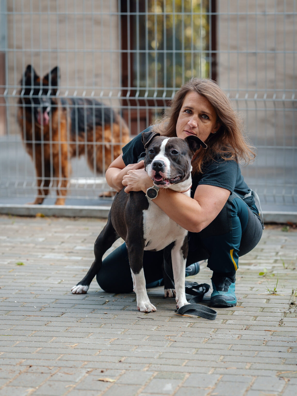 Pani Ewa z Reifem, pieskiem w typie amstaffa. Reif wciąż czeka na mądrych i odpowiedzialnych opiekun&oacute;w, kt&oacute;rzy zrozumieją jego potrzeby i obdarzą go miłością//fot. Dawid Linkowski