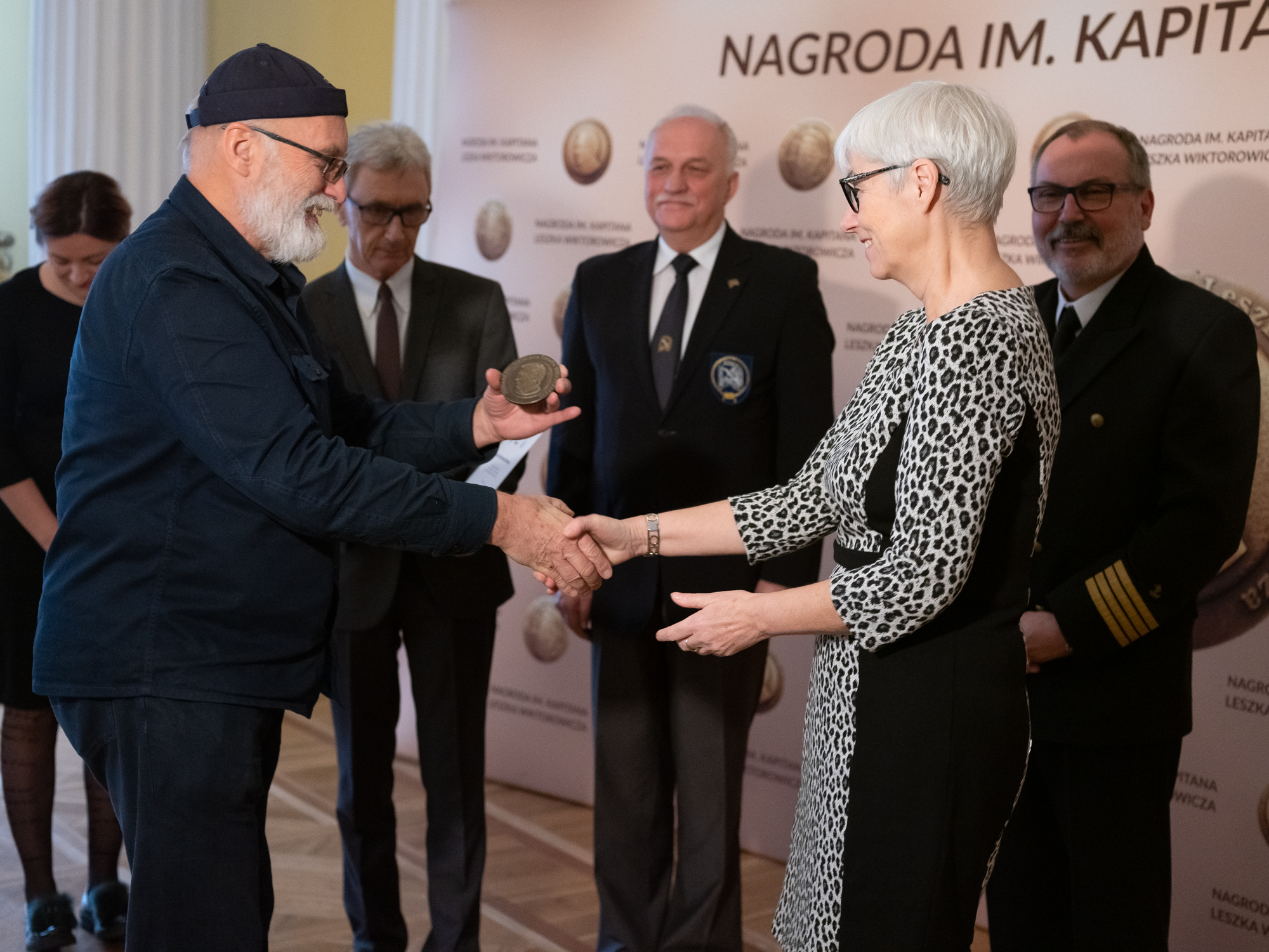 Piotr Kulczycki odbiera nagrodę w imieniu kpt. Bartłomieja Skwary fot. Maksymilian Rigamonti/Press Club Polska