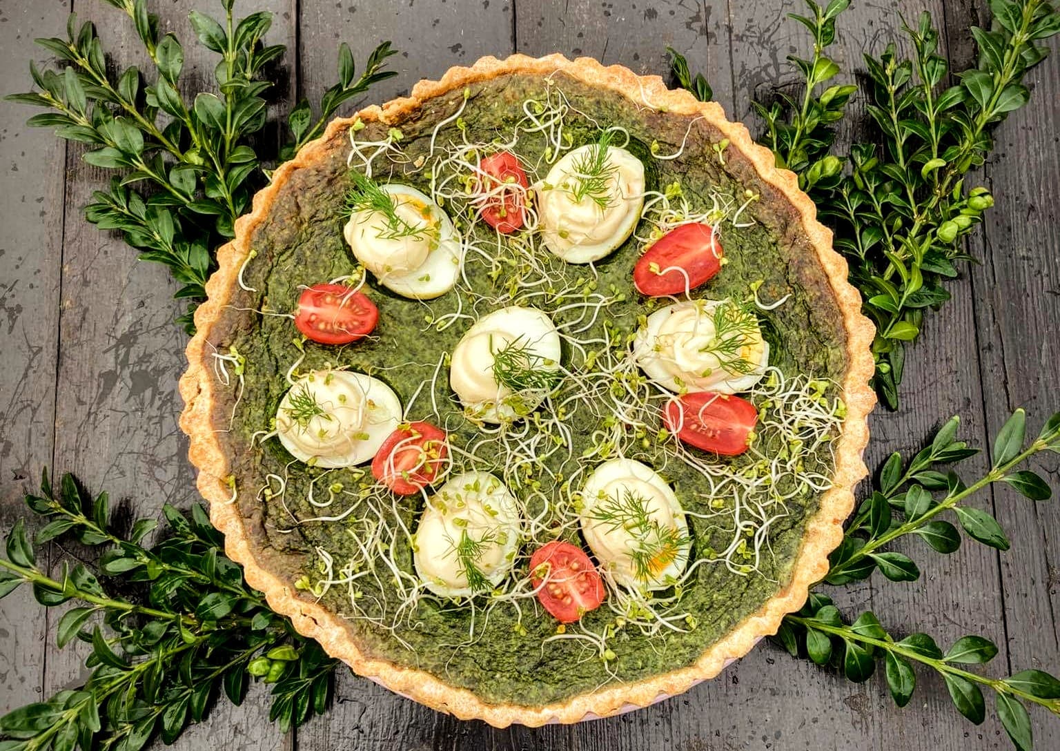 Tarta szpinakowa z jajkami z oferty wielkanocnej Borowej Ciotki. Źr&oacute;dło: www.facebook.com/BorowaCiotkaGdynia 