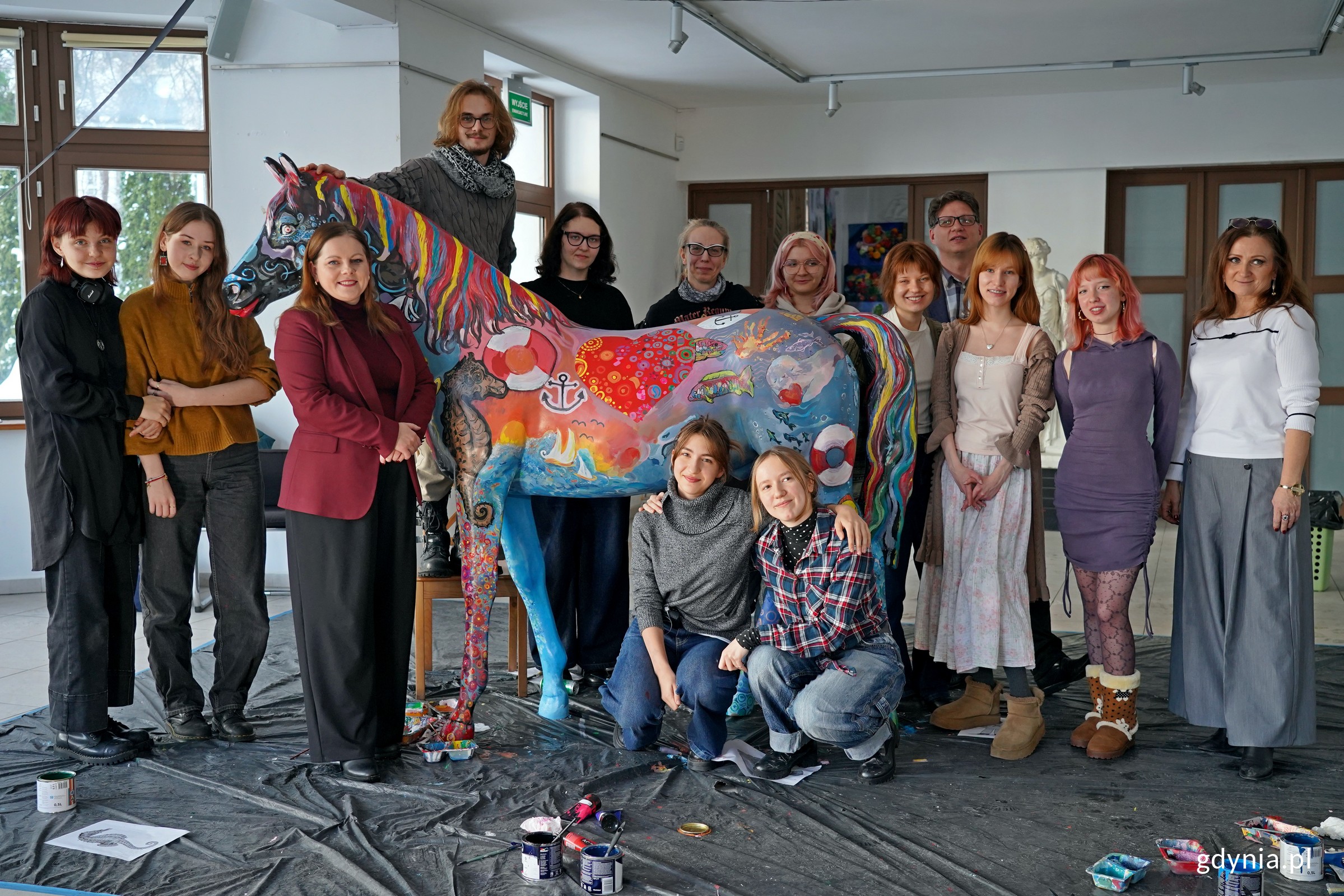 Uczniowie Państwowego Liceum Sztuk Plastycznych w Gdyni wraz z prezydent Gdyni Aleksandrą Kosiorek przy rzeźbie gdyńskiego konia (fot. Magdalena Czernek)