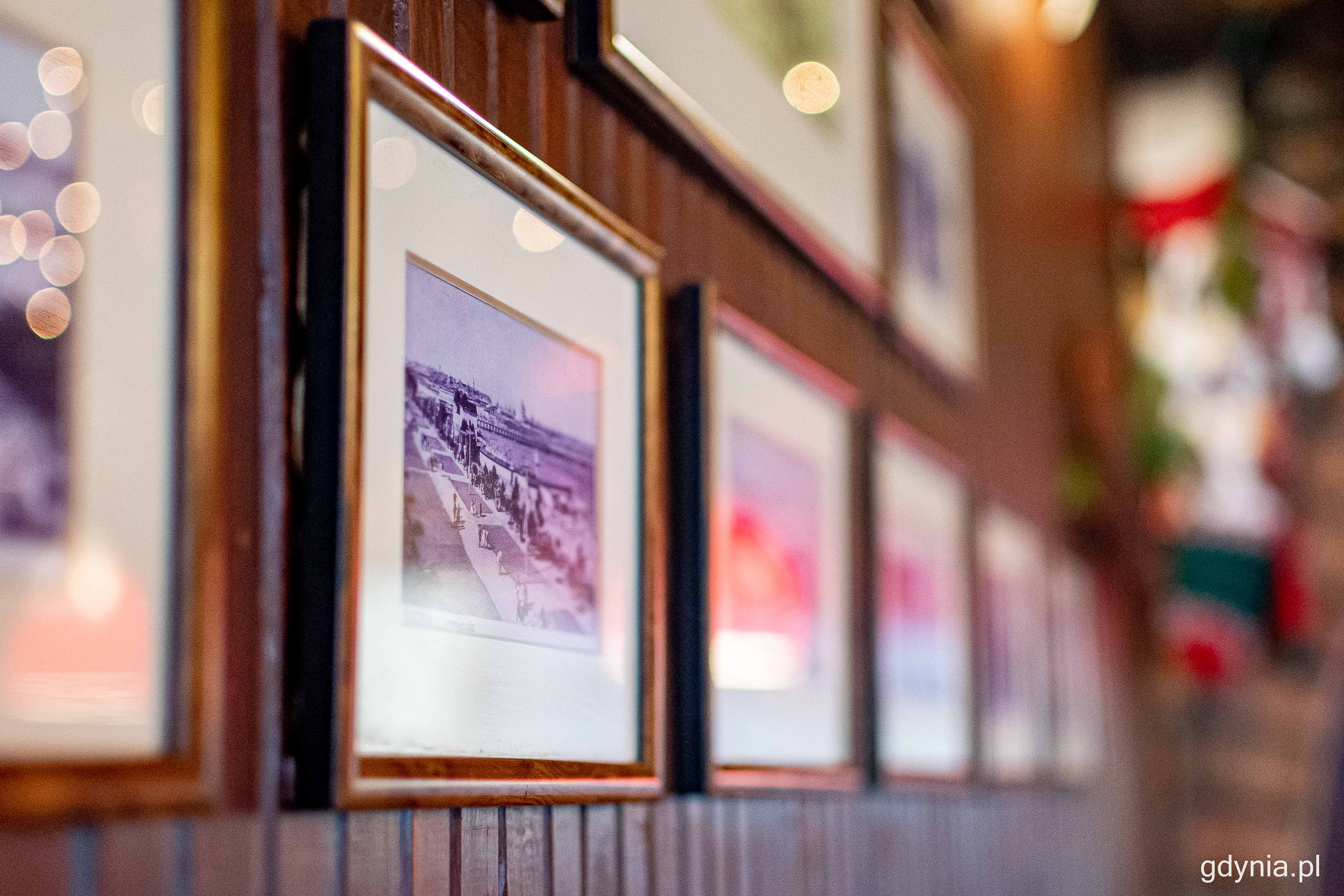 Wystr&oacute;j &bdquo;Gdynianki" nie zmienia się od lat, przez co klienci czują się tak, jakby cofnęli się w czasie do swojej młodości, fot. Kamil Złoch