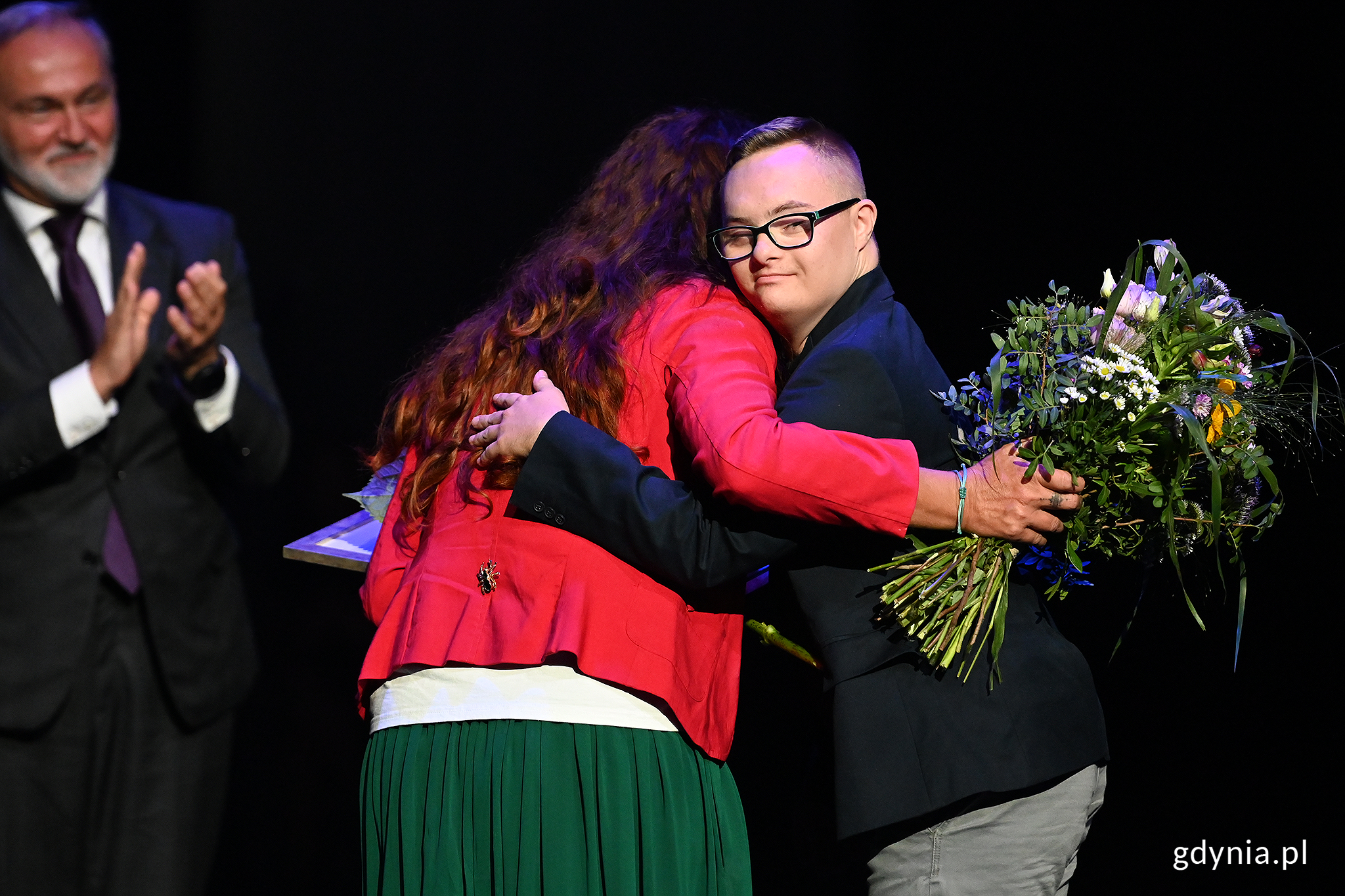 Na zdj. Iwona Wojdowska z jednym z bohater&oacute;w swojej wystawy, fot. Michał Puszczewicz