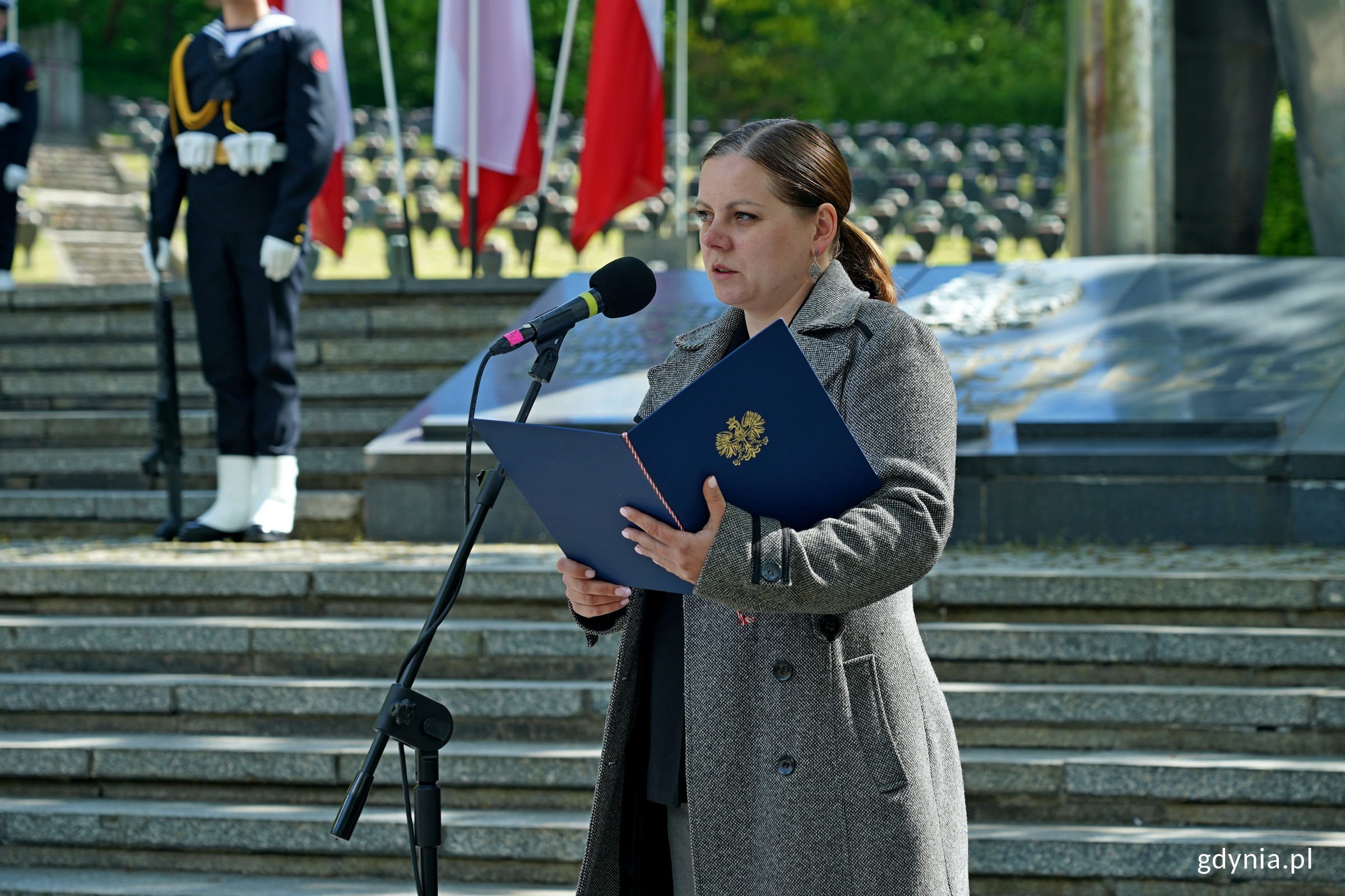 Prezydent Gdyni Aleksandra Kosiorek przemawiająca podczas uroczystości z okazji 80. rocznicy zakończenia II wojny światowej