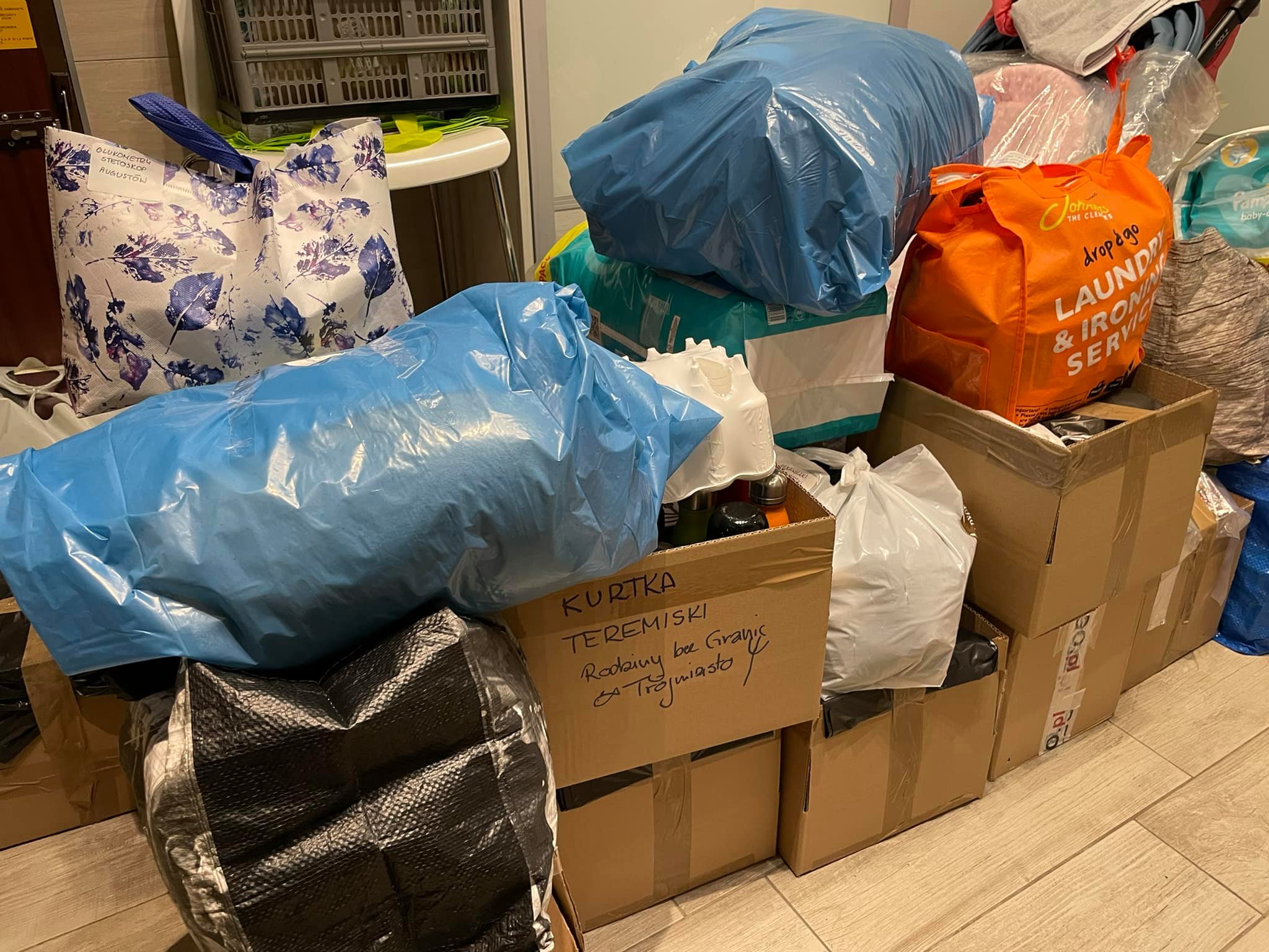 dary zgromadzone w Biurze Poselskim Marka Rutki w Gdyni. Źr&oacute;dło: Rodziny bez granic