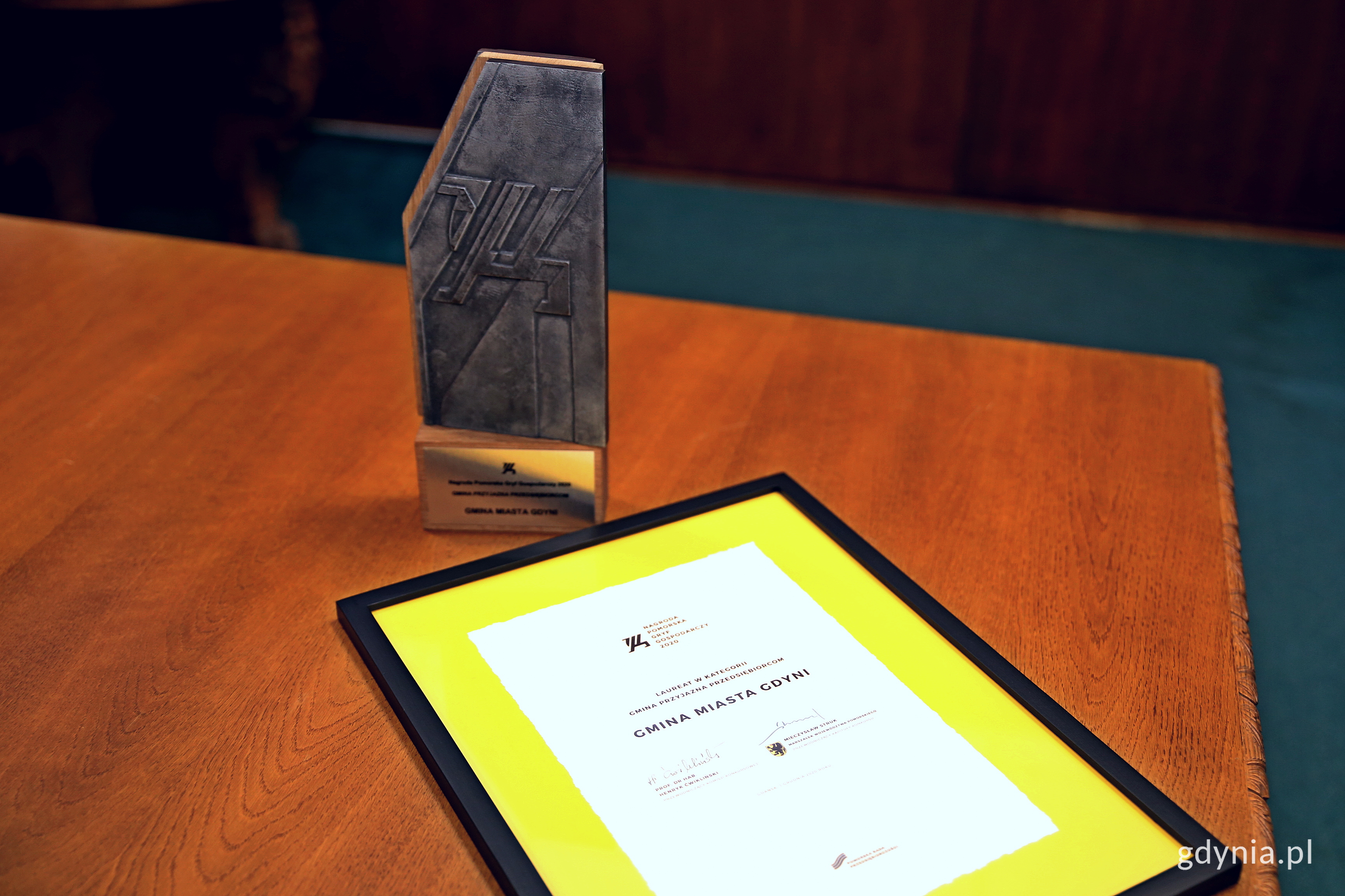 Statuetka &bdquo;Gryf Gospodarczy 2020" i dyplom dla Gdyni w kategorii: Gmina Przyjazna Przedsiębiorcom. Fot. Przemysław Kozłowski