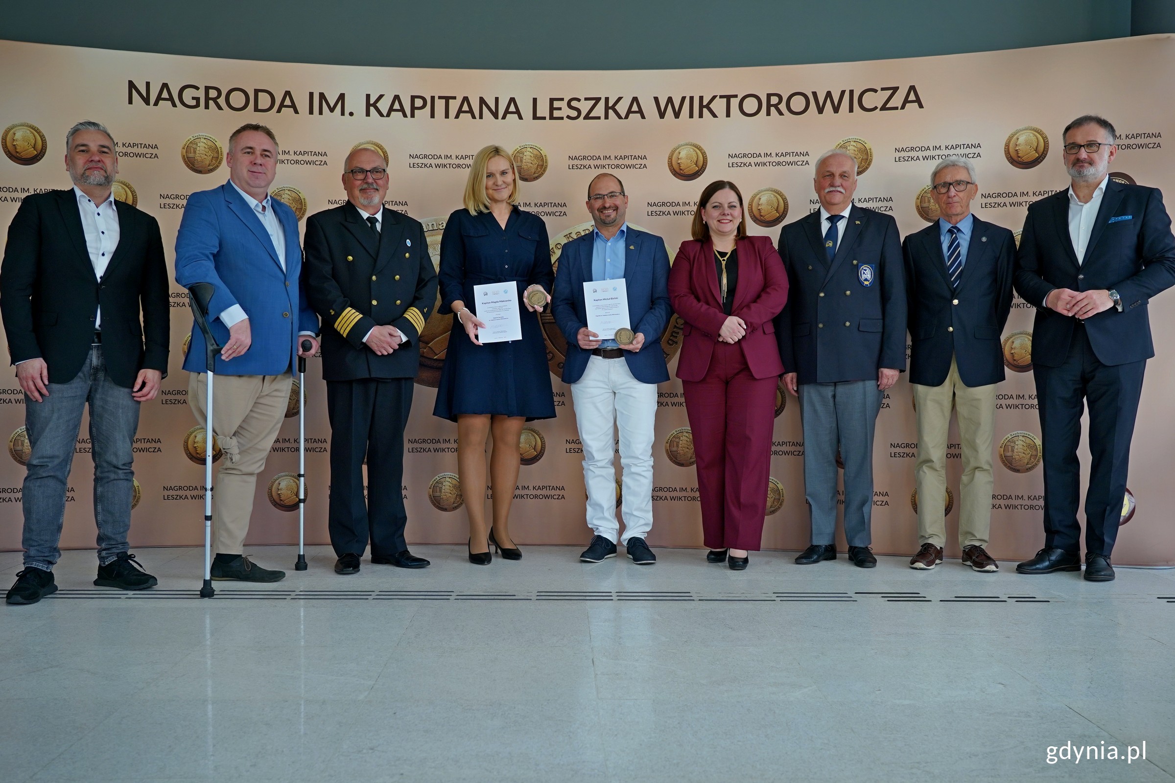 Wsp&oacute;lne zdjęcie laureat&oacute;w, prezydent Gdyni i członk&oacute;w kapituły. Od lewej: Paweł Brutel - dyrektor Gdyńskiego Centrum Sportu, Arkadiusz Dzierżyński - radny Gdyni, kpt. ż. w. Mariusz Wiktorowicz &ndash; syn kpt. Wiktorowicza i przewodniczący kapituły, kpt. Magda Makowska - laureatka Nagrody Specjalnej im. Kapitana Leszka Wiktorowicza, kpt. Michał Bielski - laureat Nagrody im. Kapitana Leszka Wiktorowicza, prezydent Gdyni Aleksandra Kosiorek, Marek Padjas z Bractwa Kaphornowc&oacute;w oraz Waldemar Heflich z Press Clubu Polska (fot. Magdalena Czernek)