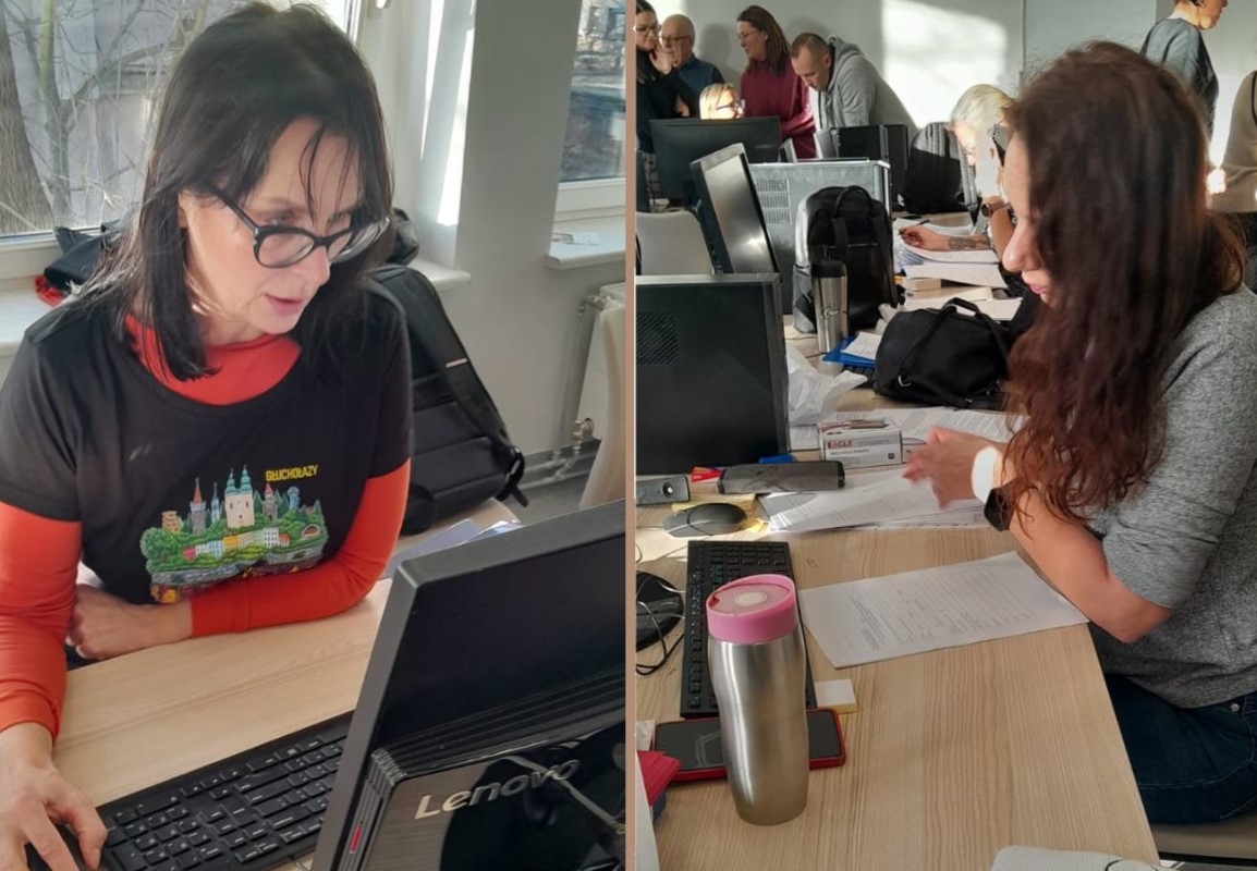 Zdjęcie przedstawia pracownik&oacute;w socjalnych gdyńskiego MOPS, panią Grażynę i panią Magdalenę, podczas pracy w Ośrodku Pomocy Społecznej w Głuchołazach