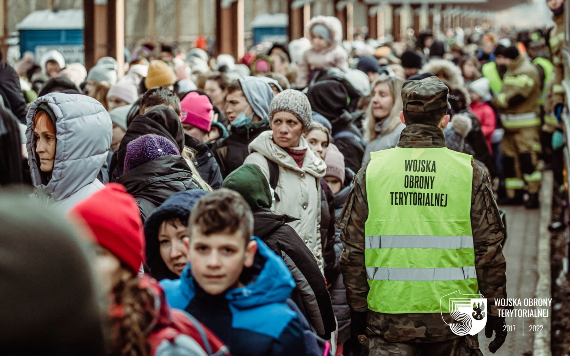 Żołnierze obrony terytorialnej są angażowani m.in. w pomoc humanitarną na dworcu w Przemyślu, niedaleko granicy z Ukrainą (na zdjęciu), fot. mat. prasowe WOT