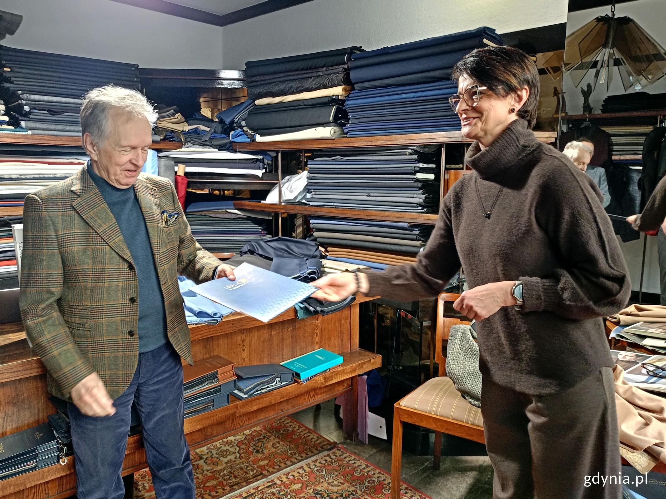 Agnieszka Kukiełko &ndash; naczelniczka Wydziału Polityki Gospodarczej Urzędu Miasta Gdyni wręcza list gratulacyjny od prezydent Gdyni Januszowi Wiśniewskiemu (fot. Magdalena Czernek)