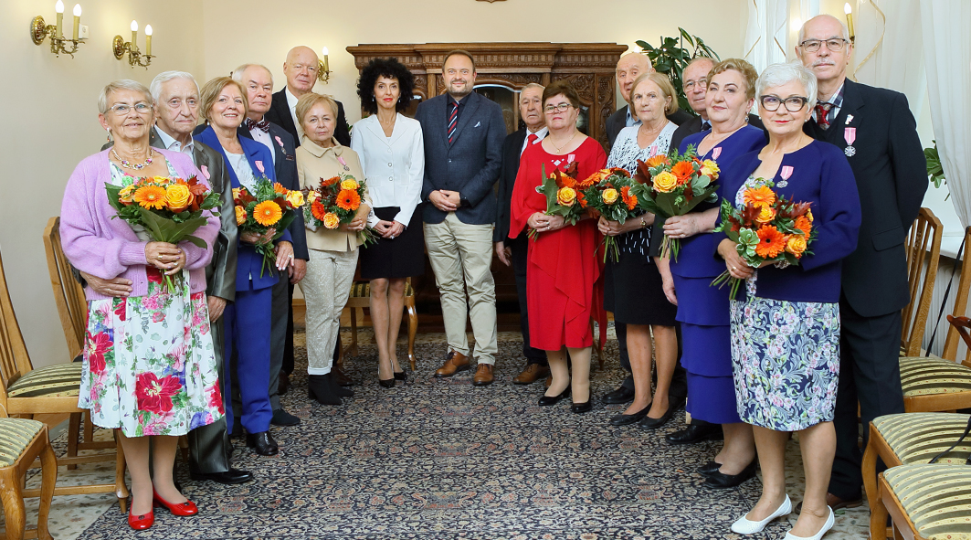 na zdjęciu uśmiechnięci ludzie