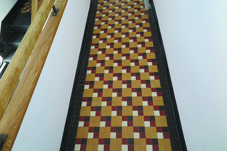 Posadzka na podestach klatki schodowej w&nbsp;budynku na Wzg&oacute;rzu Św. Maksymiliana