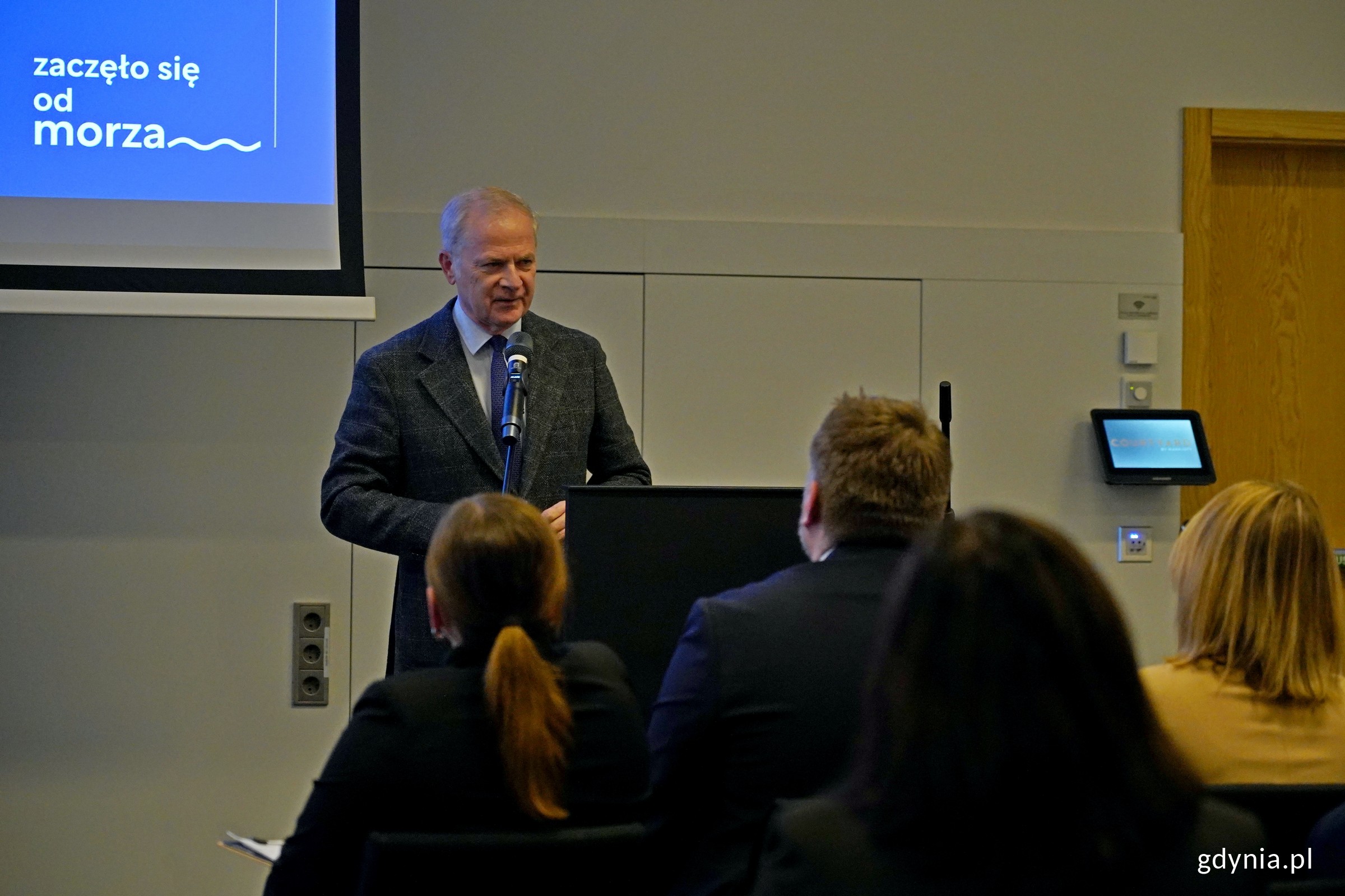 Senator Sławomir Rybicki przemawiający podczas spotkania Komitetu Honorowego Obchod&oacute;w 100-lecia Gdyni (fot. Magdalena Czernek)