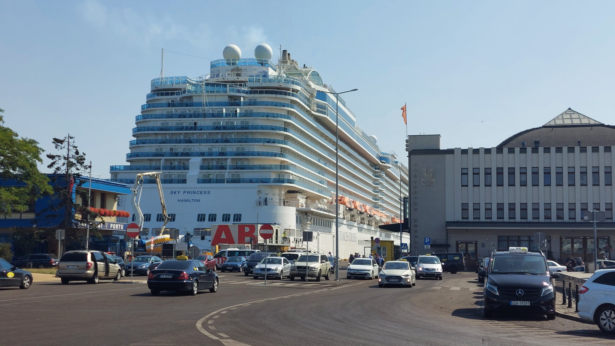 Ulica Polska, budynek Muzeum Emigracji, zacumowany wycieczkowiec, port, pomnik