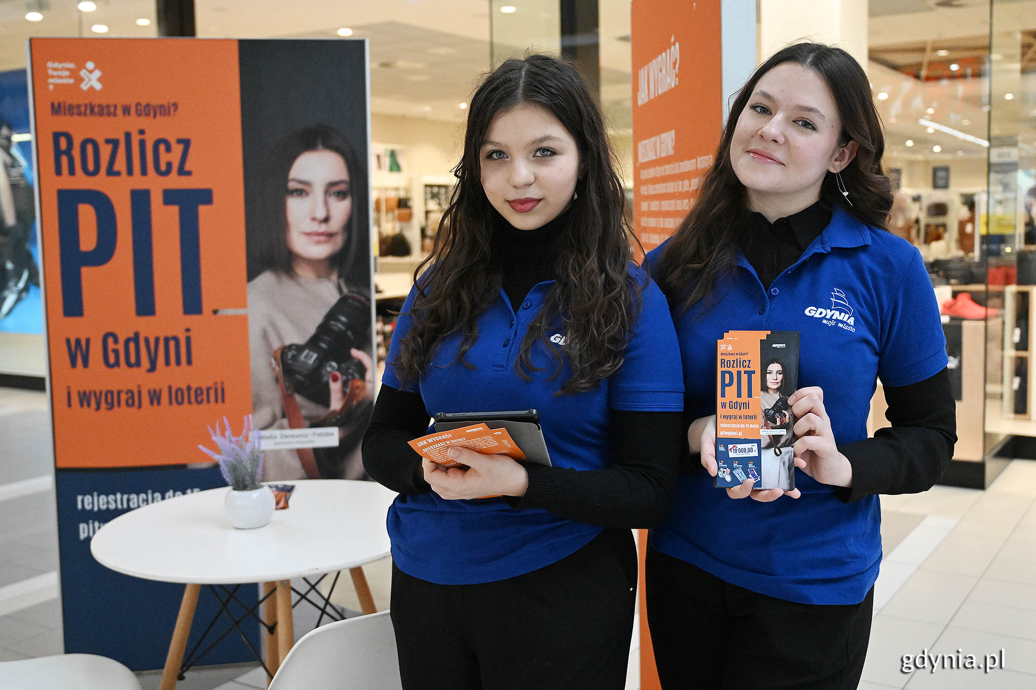 Konsultantki podczas akcji informacyjnej dotyczącej loterii &bdquo;Rozlicz PIT w Gdyni&rdquo;, kt&oacute;ra odbyła się w Galerii Szperk