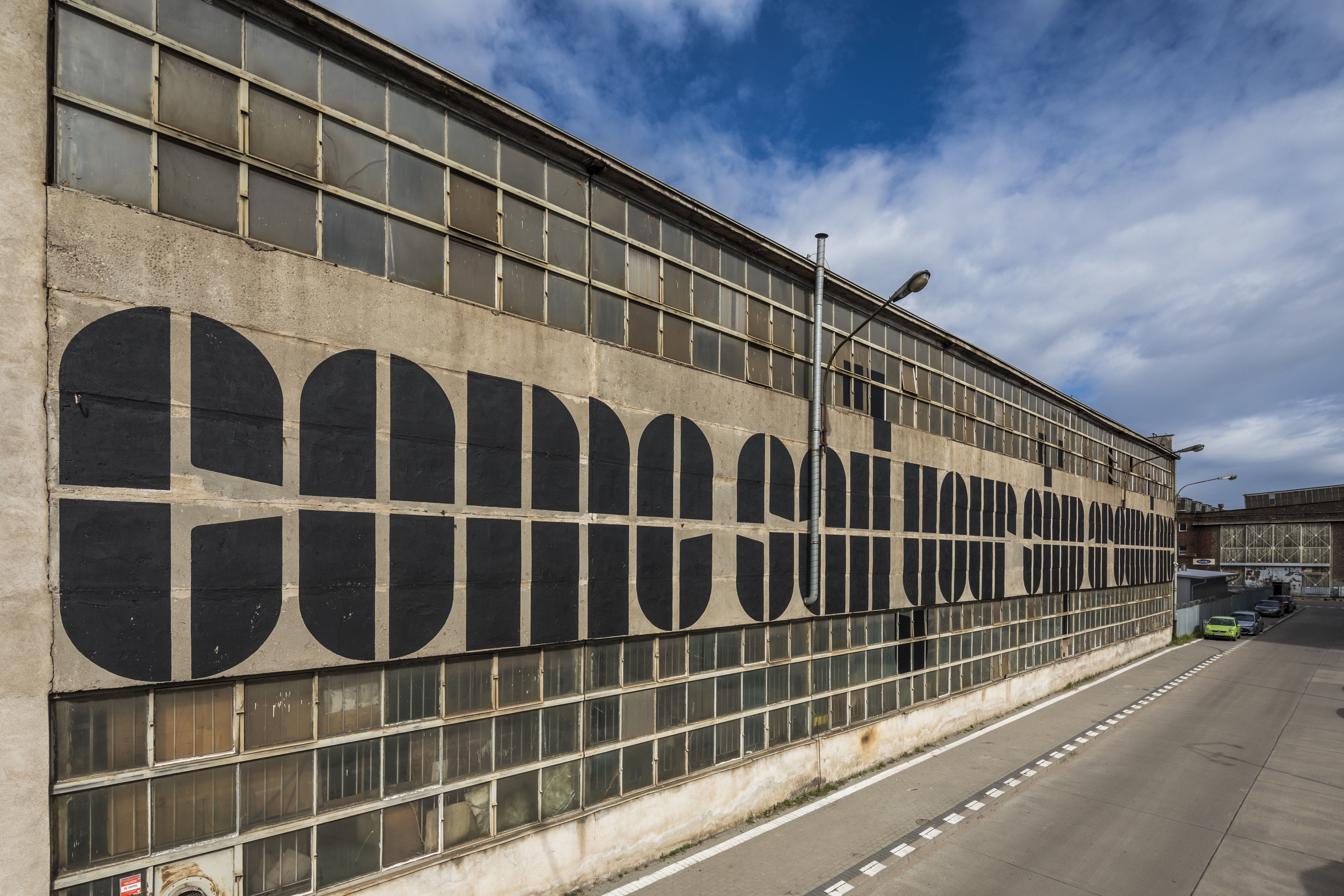 Mural studia Thonik na ścianie hali przy ul. Kadłubowc&oacute;w, fot. Rafał Kołsut / Traffic Design