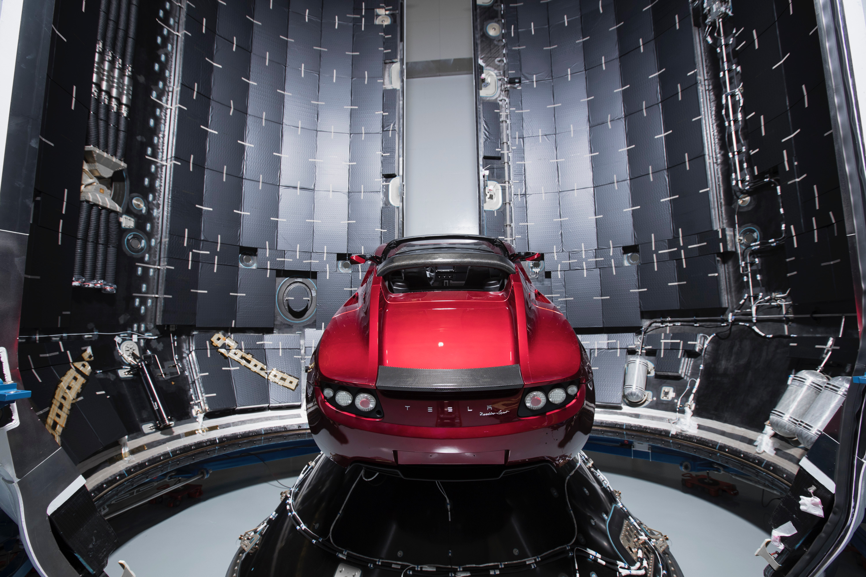 Falcon Heavy w trakcie pierwszego lotu wyniesie w kosmos dosyć nietypowy ładunek. Nie będzie to żaden satelita czy inne urządzenie. Ma tam trafić Tesla Roadster. Fot. SpaceX