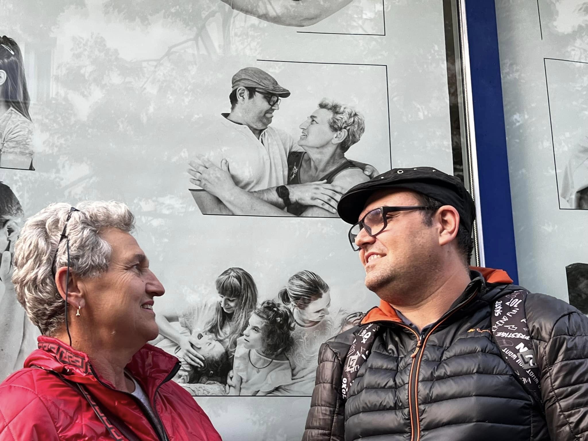 Bohaterowie jednej z fotografii Iwony Wojdowskiej. Źr&oacute;dło: Referat ds. Os&oacute;b z Niepełnosprawnością UM Gdyni 