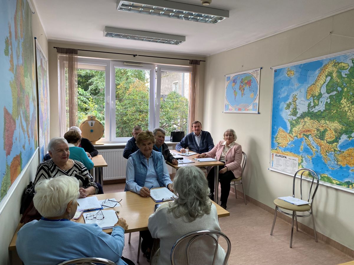 Zdjęcie przedstawia grupę senior&oacute;w podczas zajęć.