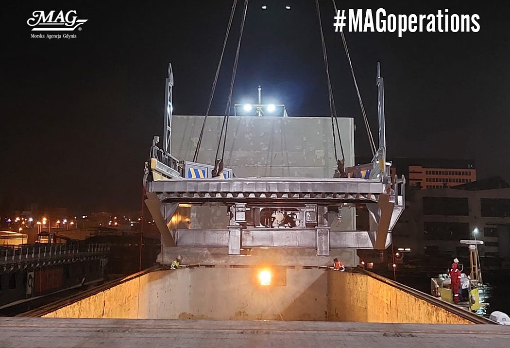 Przeładunek 80-tonowej rampy z nabrzeża Węgierskiego na statek Thopas. Fot. Morska Agencja Gdynia
