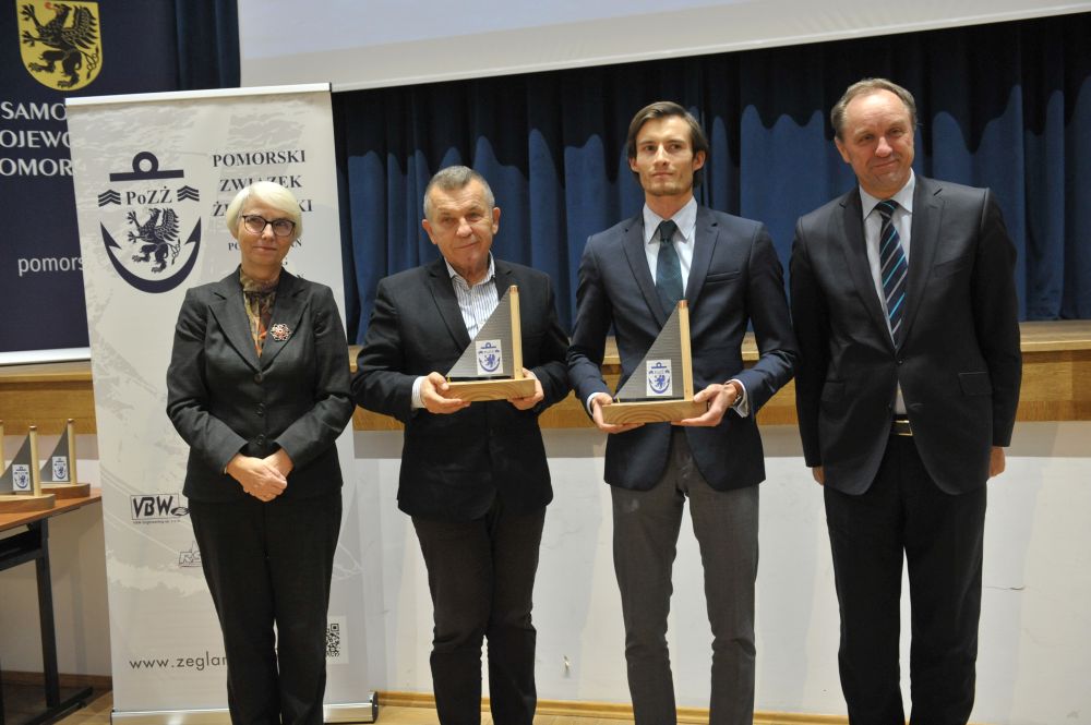 Od lewej: Joanna Zielińska - przewodnicząca Rady Miasta Gdyni, Mirosław Wawrowski z Doliny Charlotty, Konrad Lipski - prezes fundacji Sailing is Our Passion i Mieczysław Struk - marszałek wojew&oacute;dztwa pomorskiego podczas XV Pomorskiej Gali Żeglarskiej 