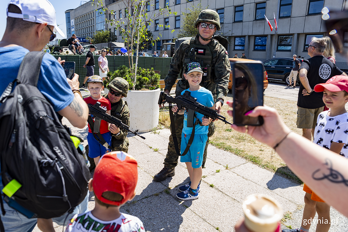 Piknik marynarski to okazja by przymierzyć się do broni. Fot. Przemysław Kozłowski