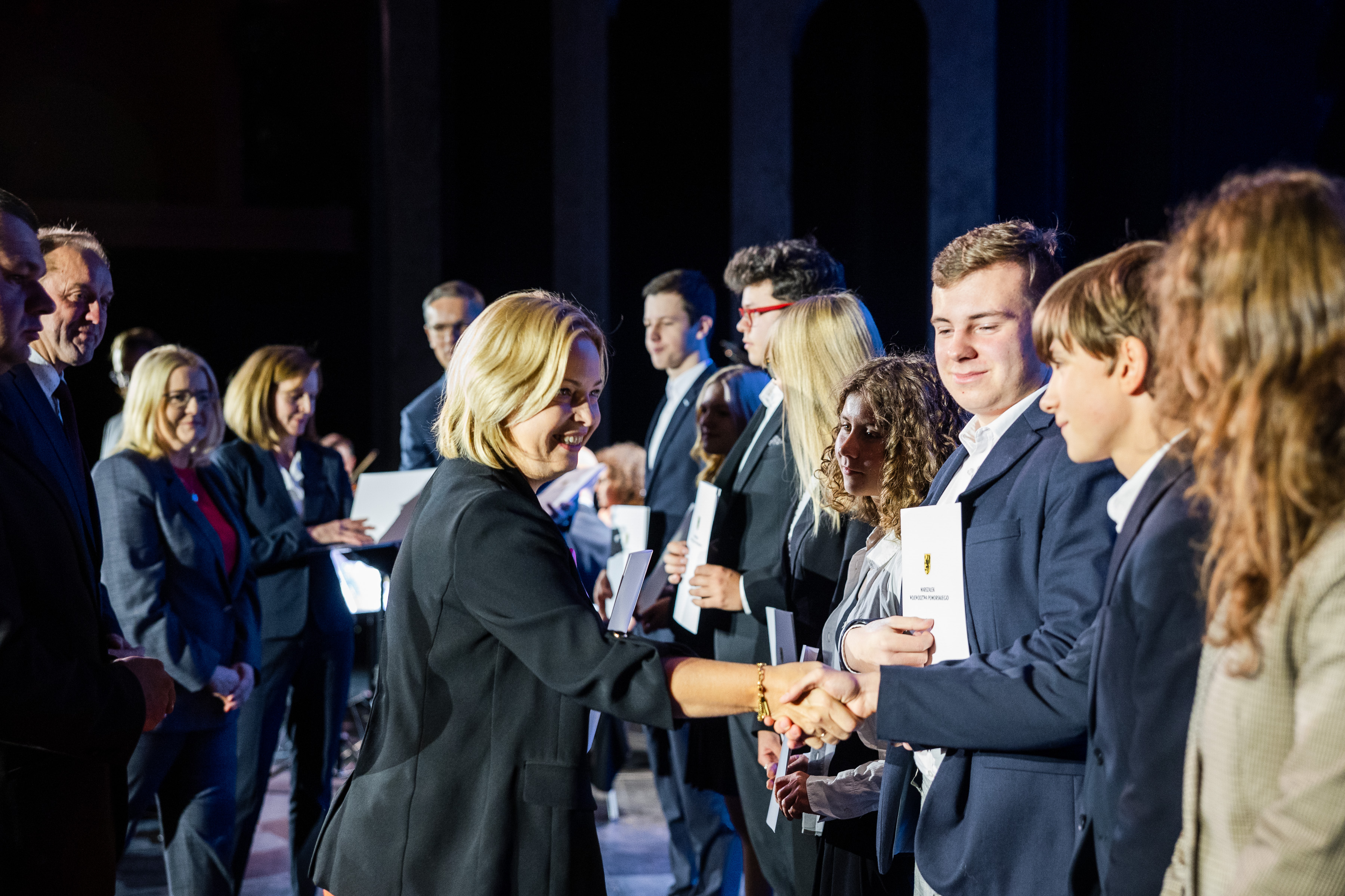 Wiceprezydentka Gdyni Oktawia Gorzeńska gratulująca stypendystom z gdyńskich szk&oacute;ł (fot. Karol Stańczak)