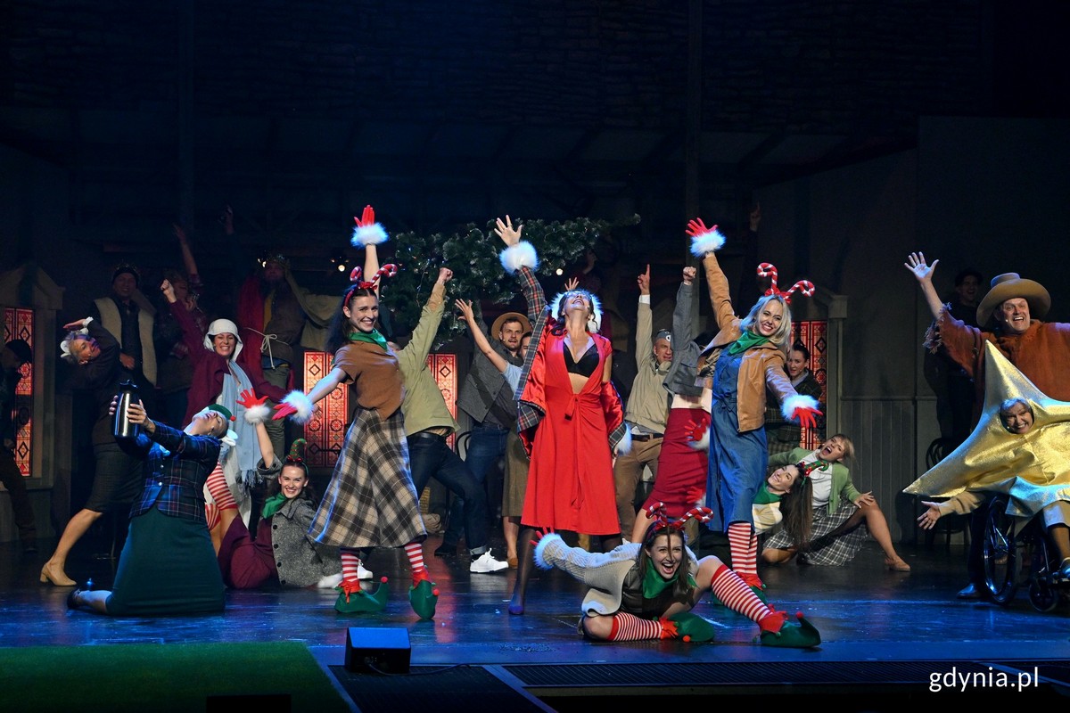 Zdjęcie z pr&oacute;by medialnej musicalu &bdquo;Dziewczyny z kalendarza&rdquo;. Scena zbiorowa // fot. Magdalena Czernek