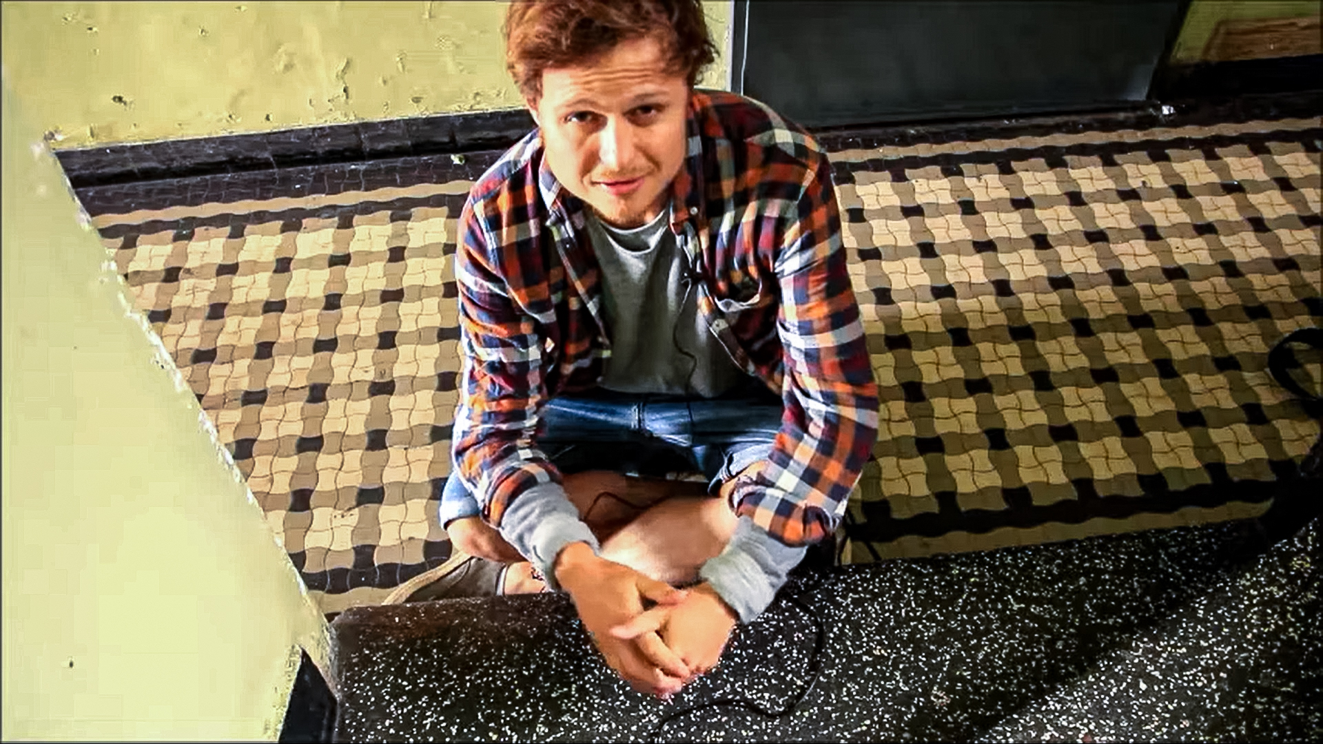 Z bliska - O posadzce na klatce schodowej. Na zdjęciu Tomek Sosnowski z Ośrodka edukacji siedzi na modernistycznej posadzce.