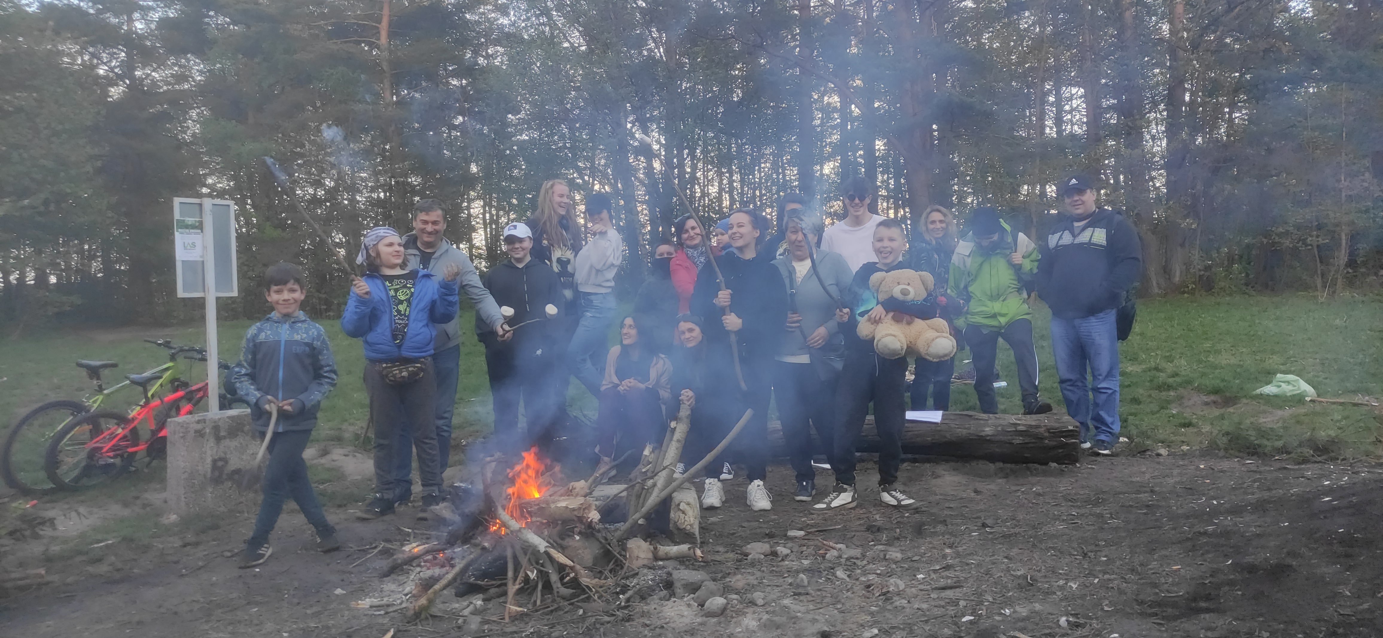 dzieci i rodzice na ognisku, na zdjęciu około 30 os&oacute;b