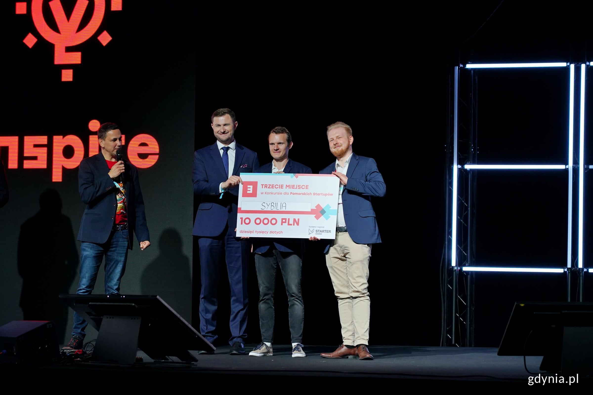 Piotr Grzelak &ndash; zastępca prezydent Gdańska ds. zr&oacute;wnoważonego rozwoju i gospodarki  oraz i Grzegorz Borowski &ndash; wsp&oacute;łzałożyciel i prezes zarządu Infoshare wraz z przedstawicielami firmy Sybilia, laureatami trzeciego miejsca w konkursie dla pomorskich start-up&oacute;w na Infoshare (fot. Magdalena Czernek)