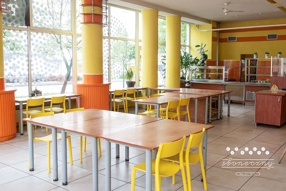 Kultowy Bar Mleczny Słoneczny przed pandemią m&oacute;gł ugości 56 os&oacute;b naraz. W tej chwili w środku czeka 17 podw&oacute;jnych miejsc siedzących oraz jeden stolik dla czterech os&oacute;b. / fot. fb.com/bar-mleczny-sloneczny